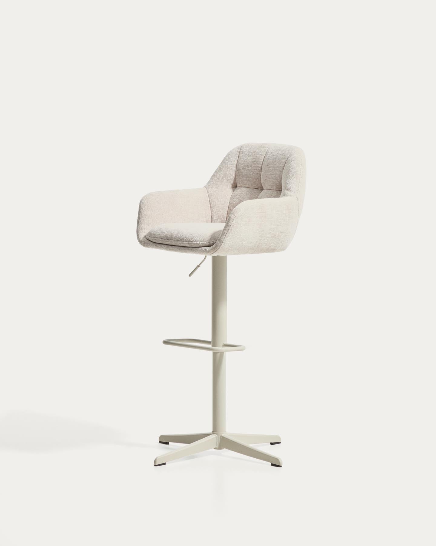 Drehhocker Dorina mit beiger Chenille und Stahlbeinen mit beigem Finish in Beige präsentiert im Onlineshop von KAQTU Design AG. Barhocker ist von Kave Home