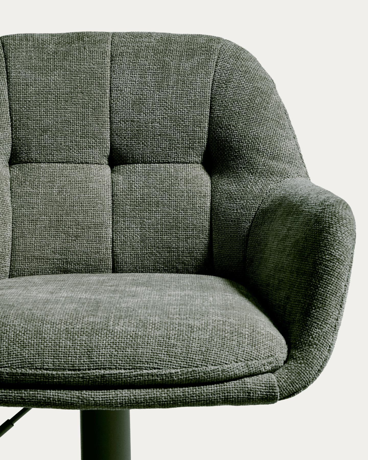 Drehhocker Dorina mit grüner Chenille und Stahlbeinen mit grünem Finish in Grün präsentiert im Onlineshop von KAQTU Design AG. Barhocker ist von Kave Home