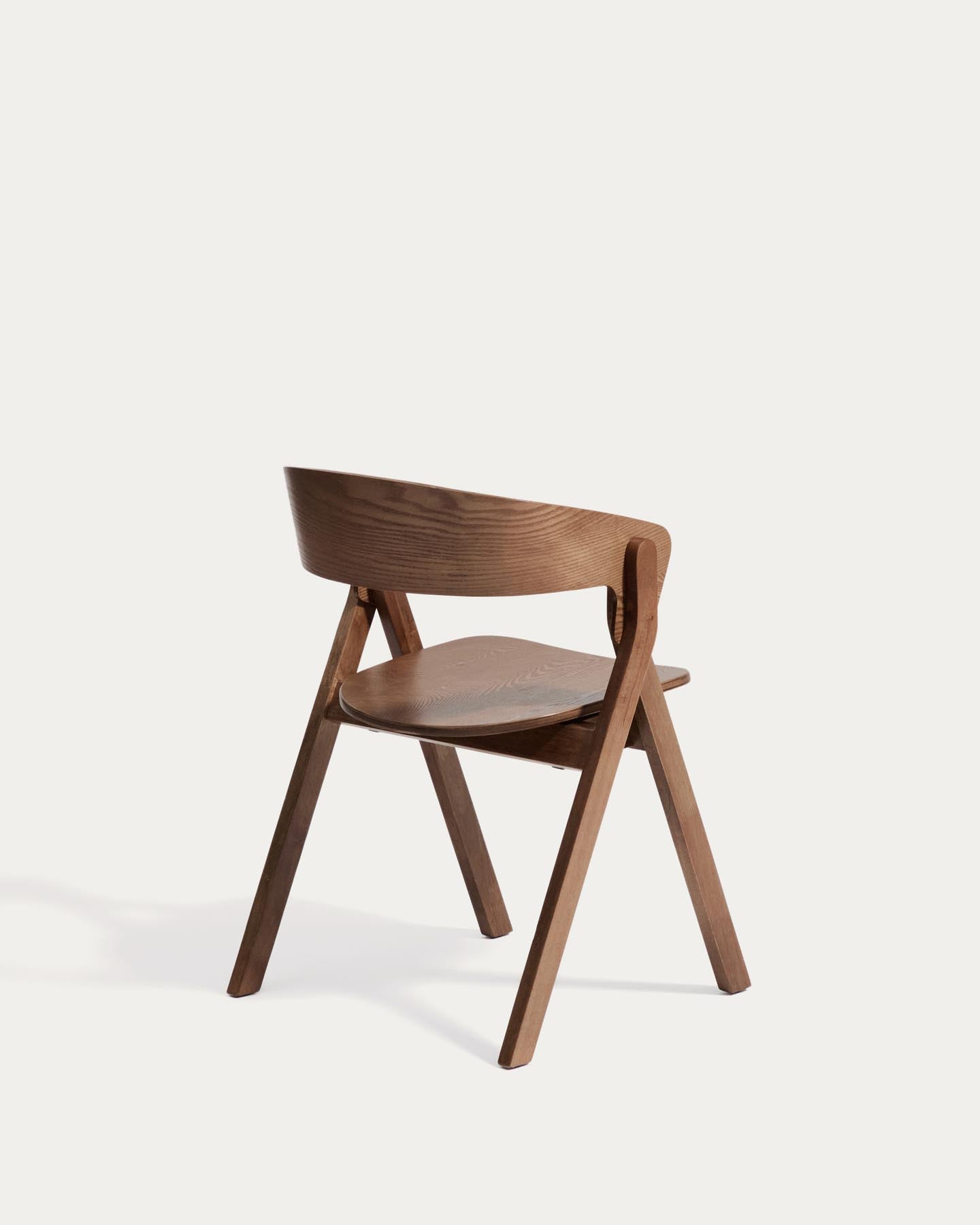 Stuhl Godia aus Eichenfurnier mit Nussbaumfinish in Braun präsentiert im Onlineshop von KAQTU Design AG. Stuhl mit Armlehne ist von Kave Home