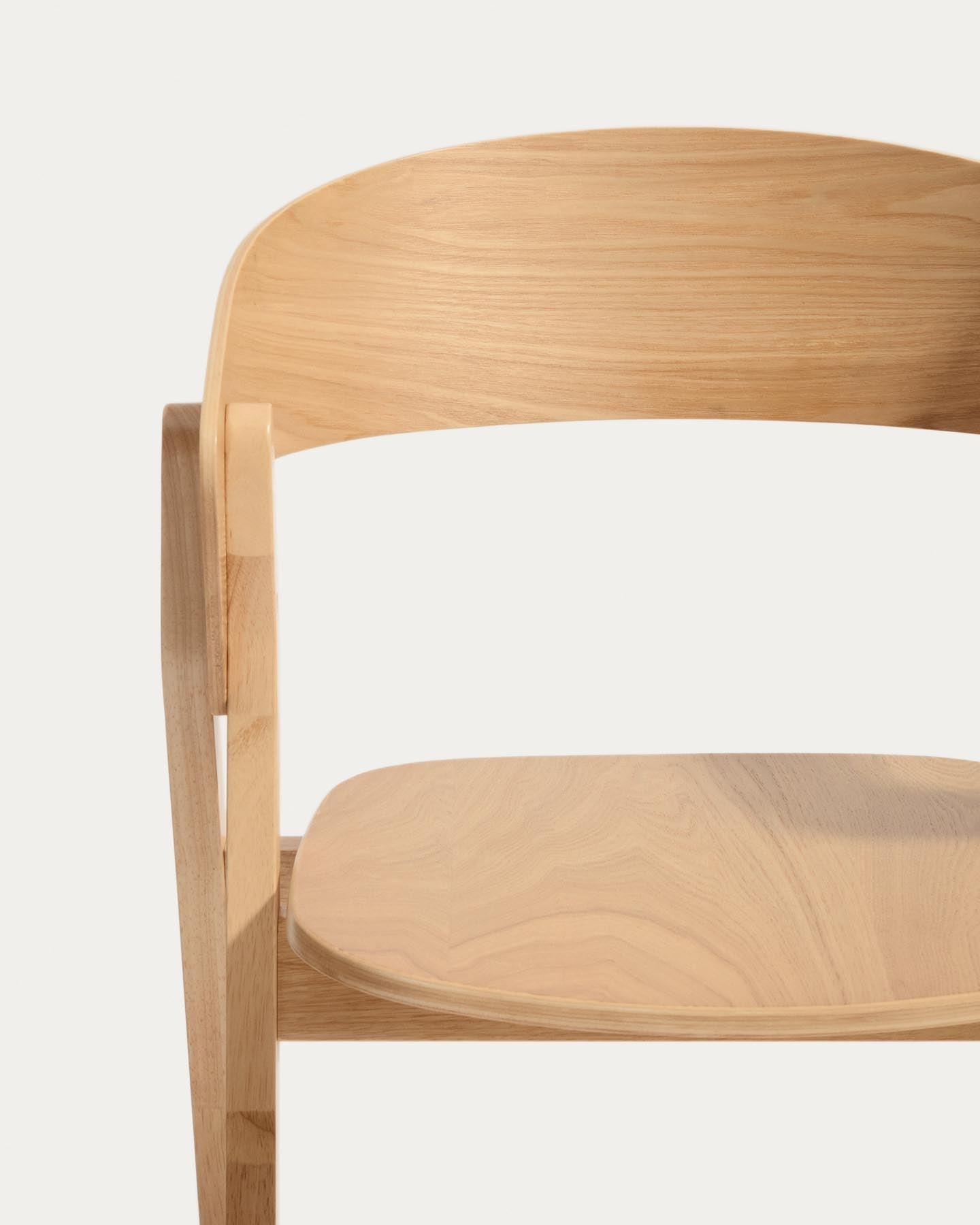 Stuhl Godia aus Eichenfurnier mit naturfarbenem Finish in Beige präsentiert im Onlineshop von KAQTU Design AG. Stuhl mit Armlehne ist von Kave Home