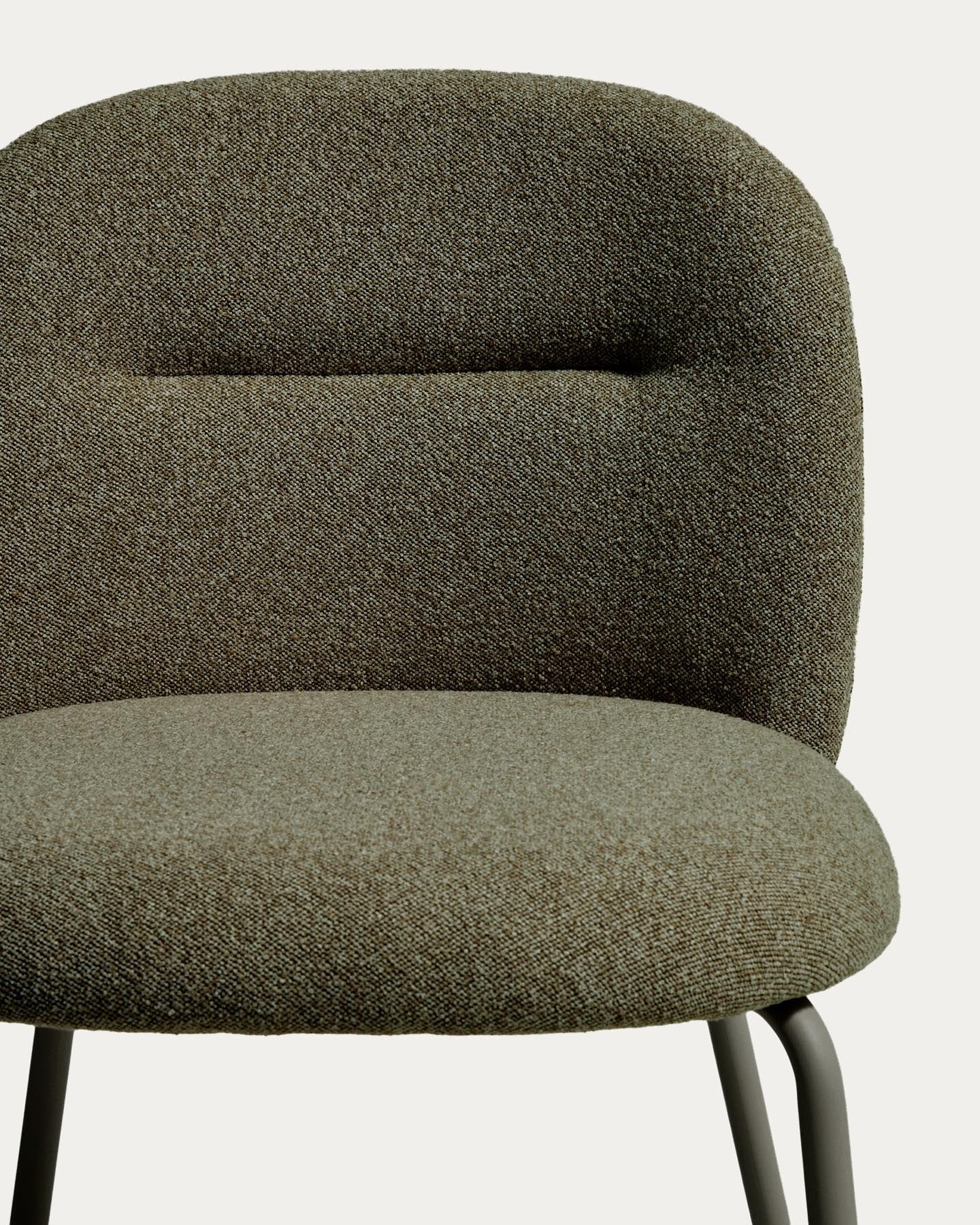 Stuhl Arino mit grüner Chenille und grünen Metallbeinen FSC 100% in Grün präsentiert im Onlineshop von KAQTU Design AG. Stuhl ist von Kave Home