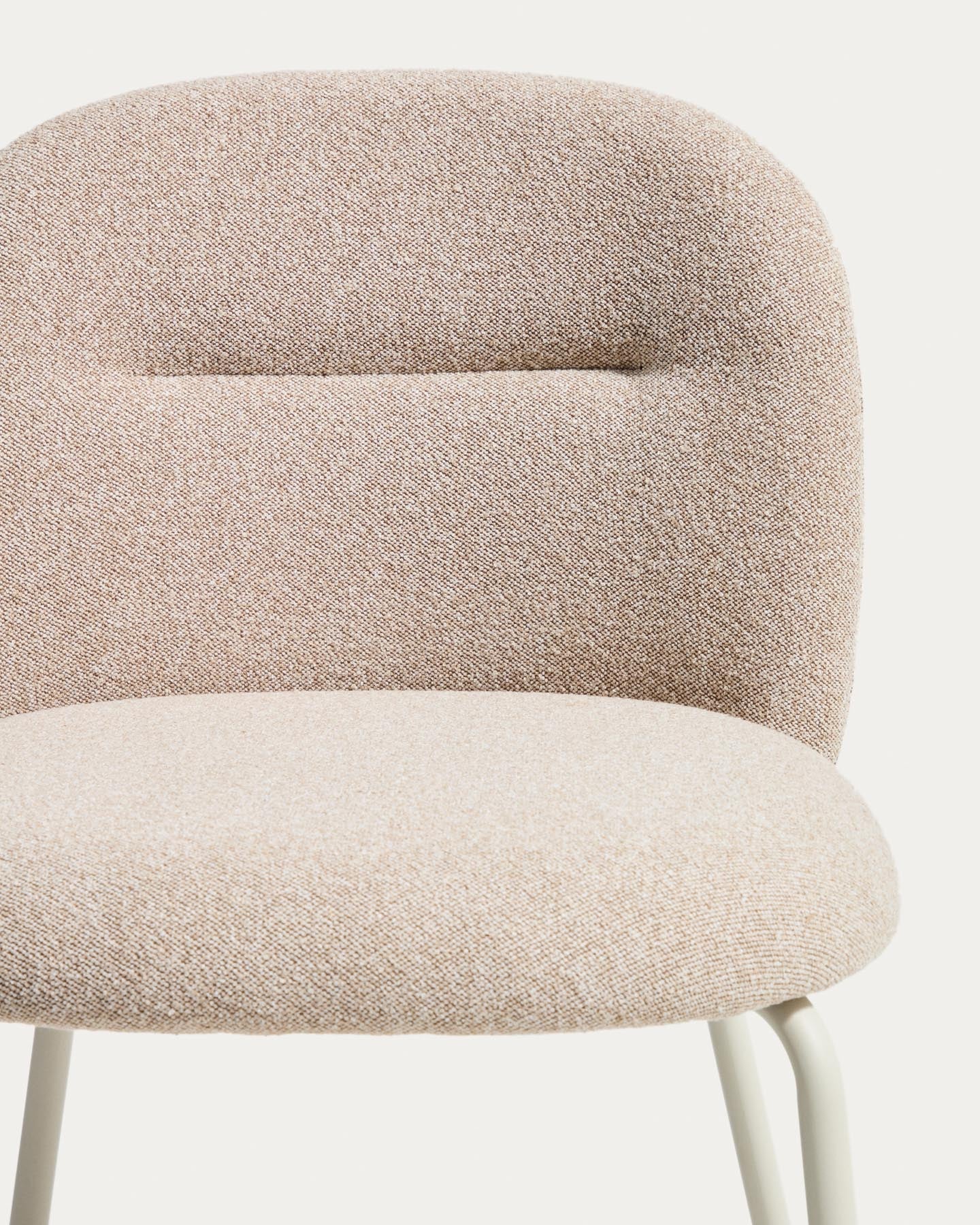 Stuhl Arino mit beiger Chenille und beigen Metallbeinen FSC 100% in Beige präsentiert im Onlineshop von KAQTU Design AG. Stuhl ist von Kave Home