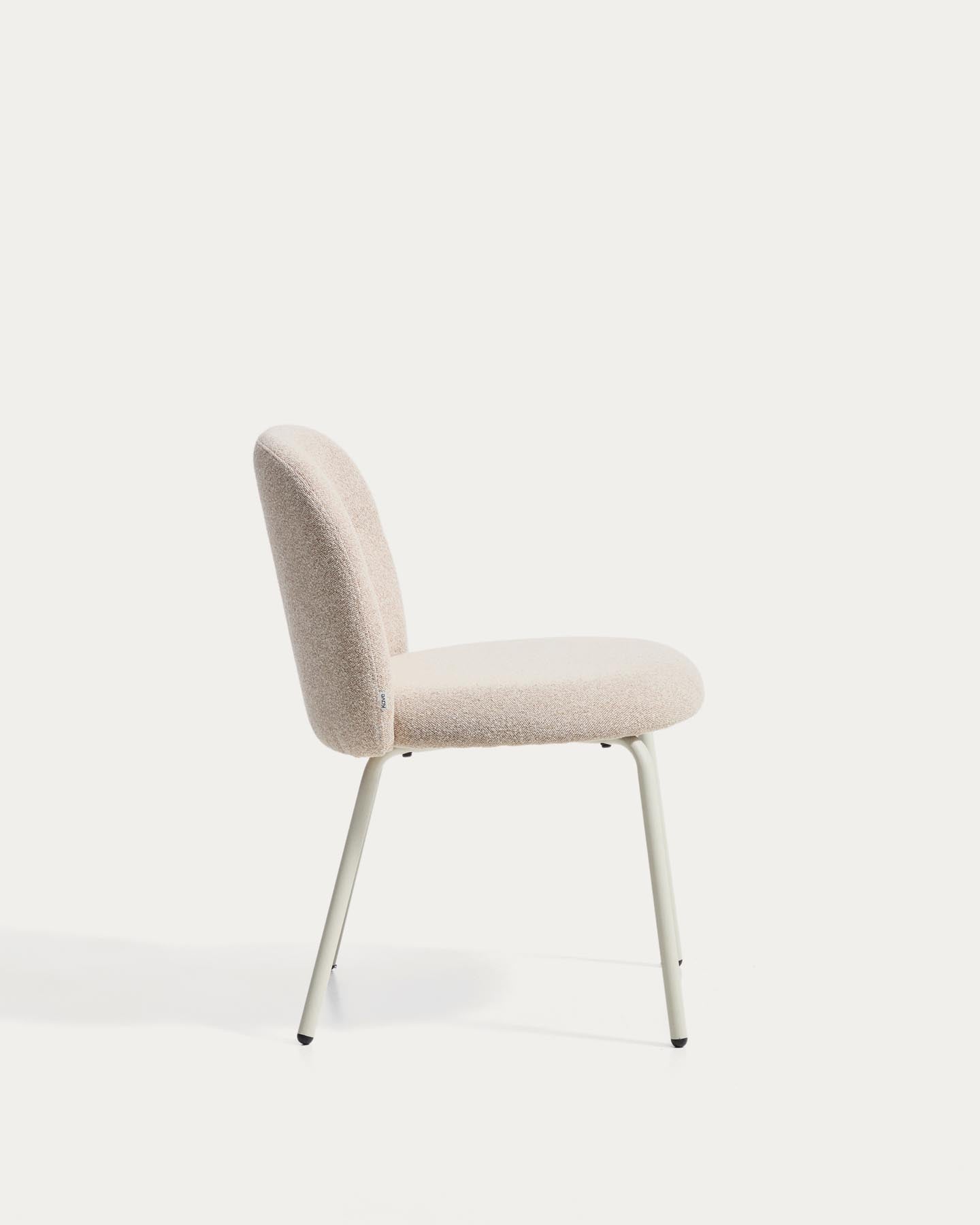 Stuhl Arino mit beiger Chenille und beigen Metallbeinen FSC 100% in Beige präsentiert im Onlineshop von KAQTU Design AG. Stuhl ist von Kave Home