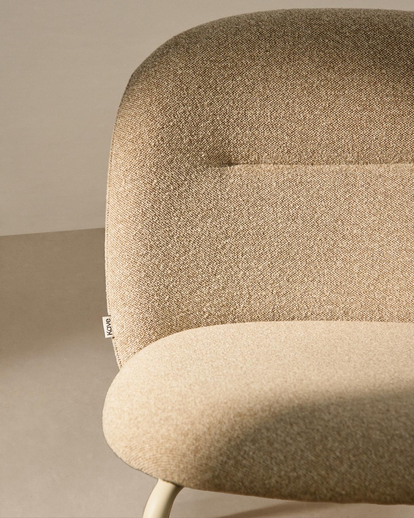 Stuhl Arino mit beiger Chenille und beigen Metallbeinen FSC 100% in Beige präsentiert im Onlineshop von KAQTU Design AG. Stuhl ist von Kave Home