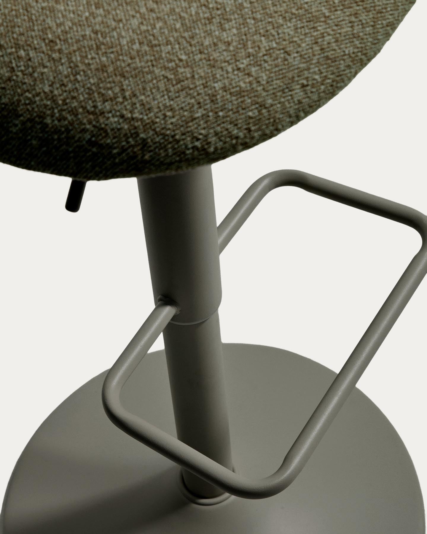 Hocker Arino mit grüner Chenille und grünen Metallbeinen, 65 cm FSC 100% in Grün präsentiert im Onlineshop von KAQTU Design AG. Barhocker ist von Kave Home