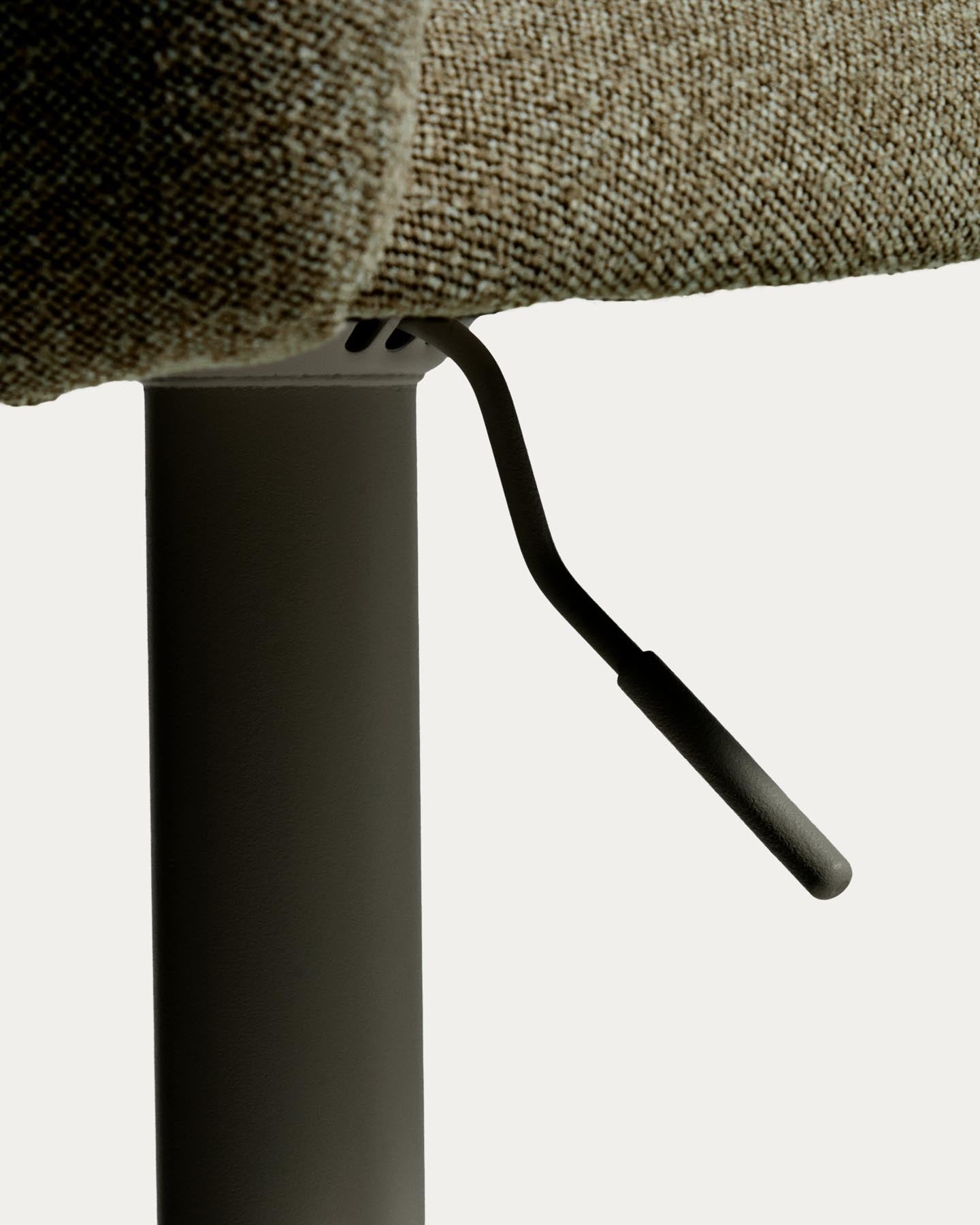 Hocker Arino mit grüner Chenille und grünen Metallbeinen, 65 cm FSC 100% in Grün präsentiert im Onlineshop von KAQTU Design AG. Barhocker ist von Kave Home