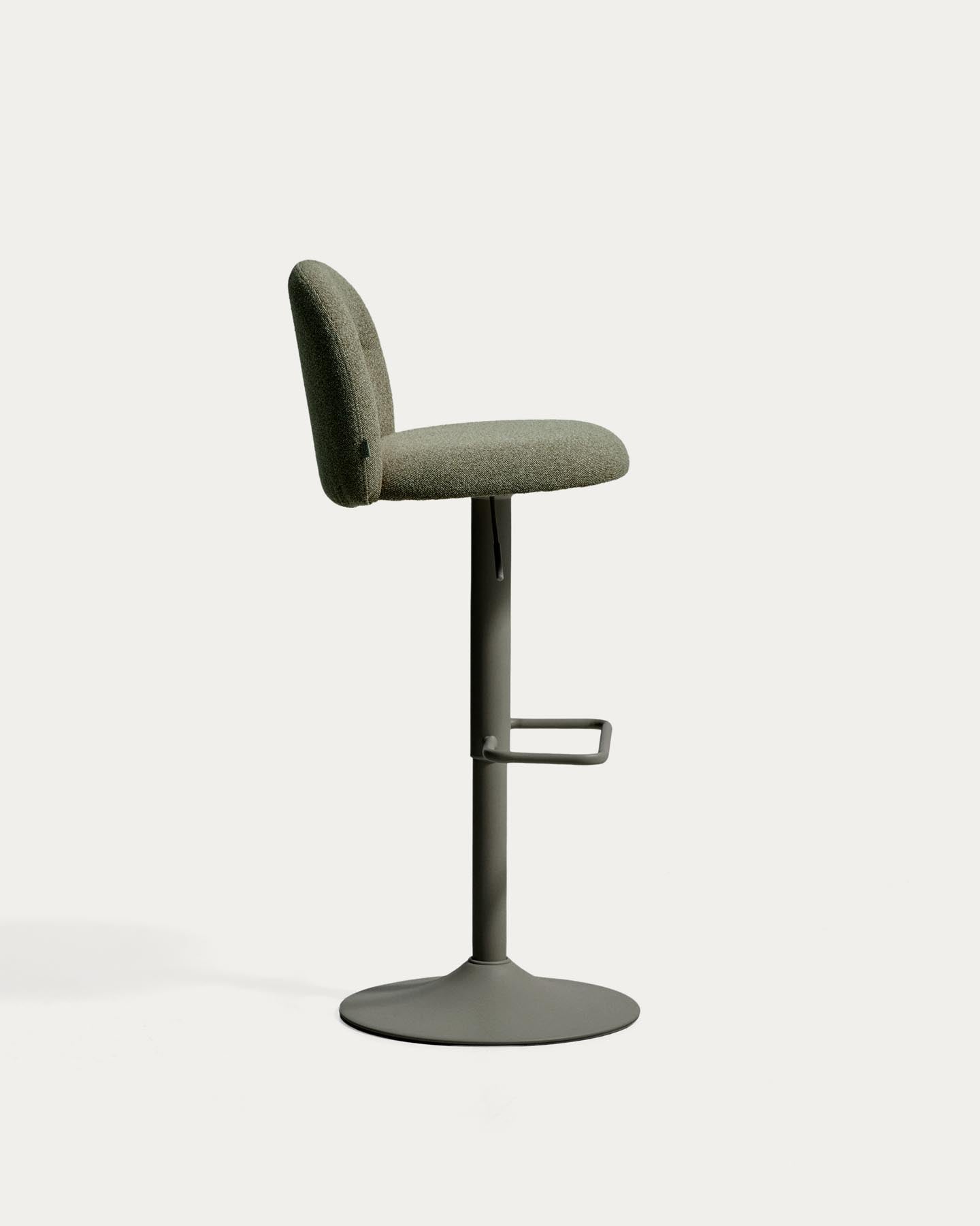Hocker Arino mit grüner Chenille und grünen Metallbeinen, 65 cm FSC 100% in Grün präsentiert im Onlineshop von KAQTU Design AG. Barhocker ist von Kave Home