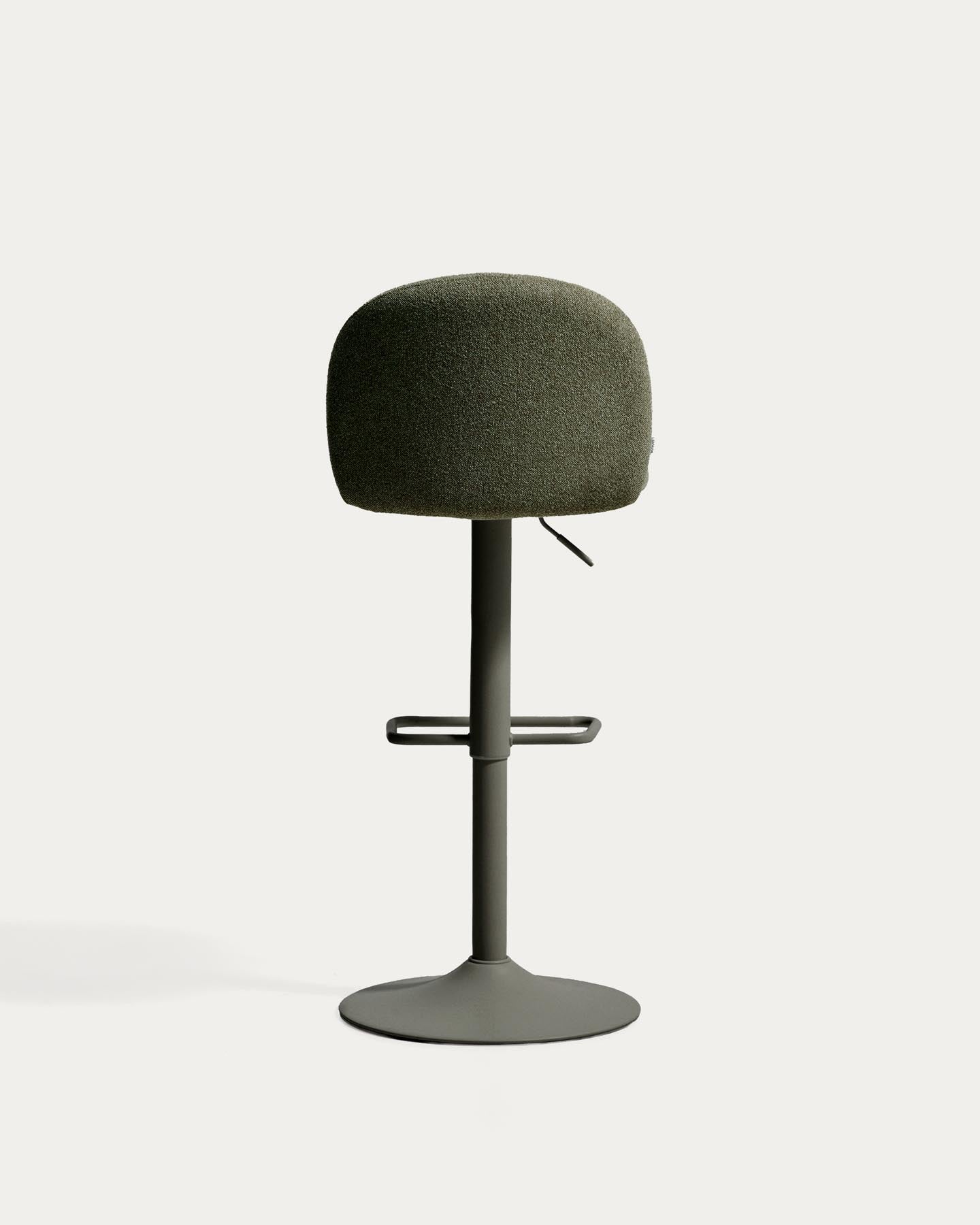 Hocker Arino mit grüner Chenille und grünen Metallbeinen, 65 cm FSC 100% in Grün präsentiert im Onlineshop von KAQTU Design AG. Barhocker ist von Kave Home