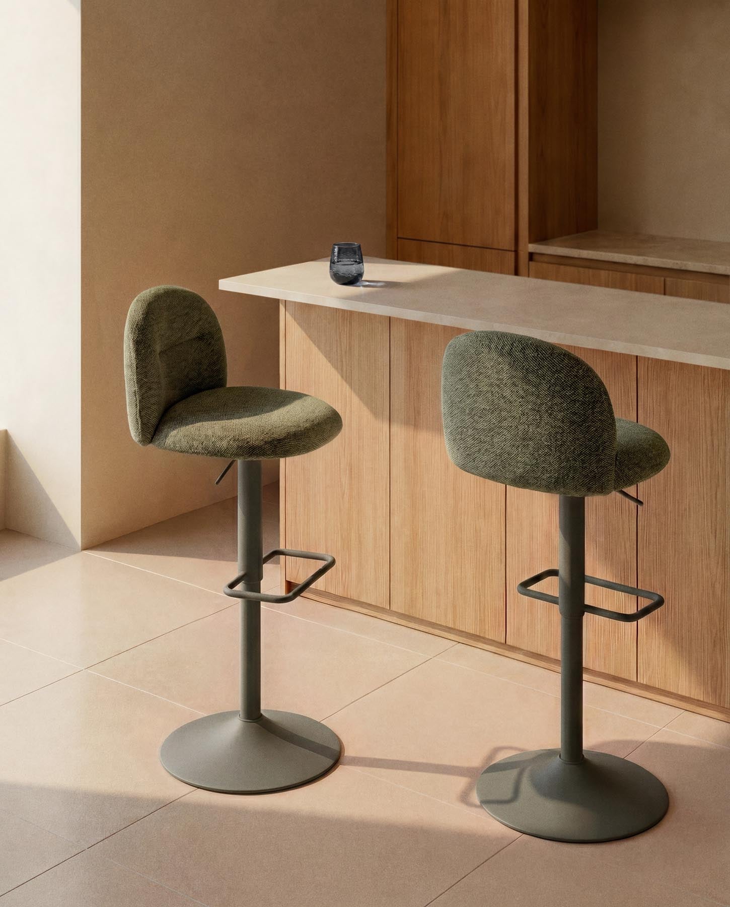 Hocker Arino mit grüner Chenille und grünen Metallbeinen, 65 cm FSC 100% in Grün präsentiert im Onlineshop von KAQTU Design AG. Barhocker ist von Kave Home