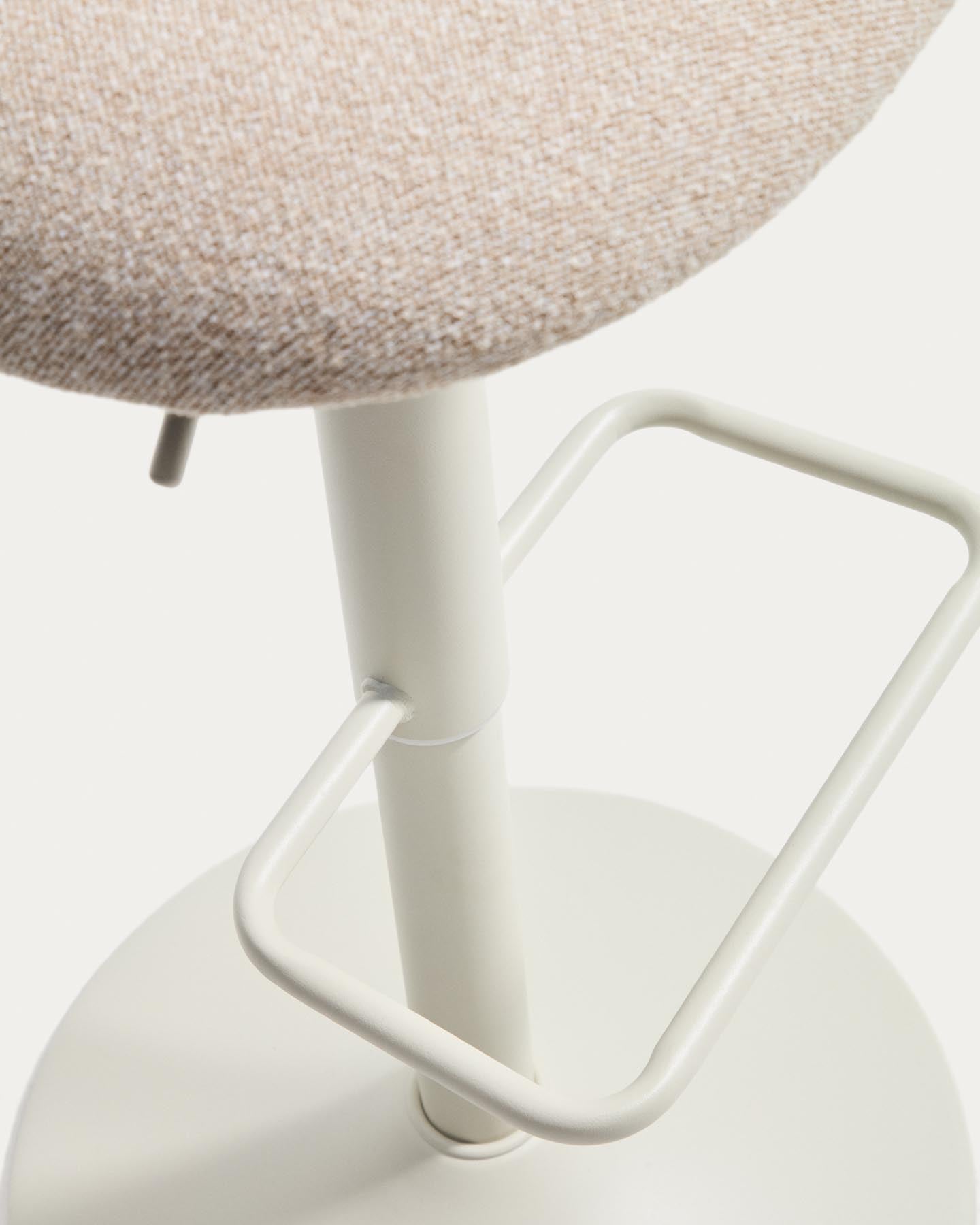 Hocker Arino mit beiger Chenille und beigen Metallbeinen, 65 cm FSC 100% in Beige präsentiert im Onlineshop von KAQTU Design AG. Barhocker ist von Kave Home