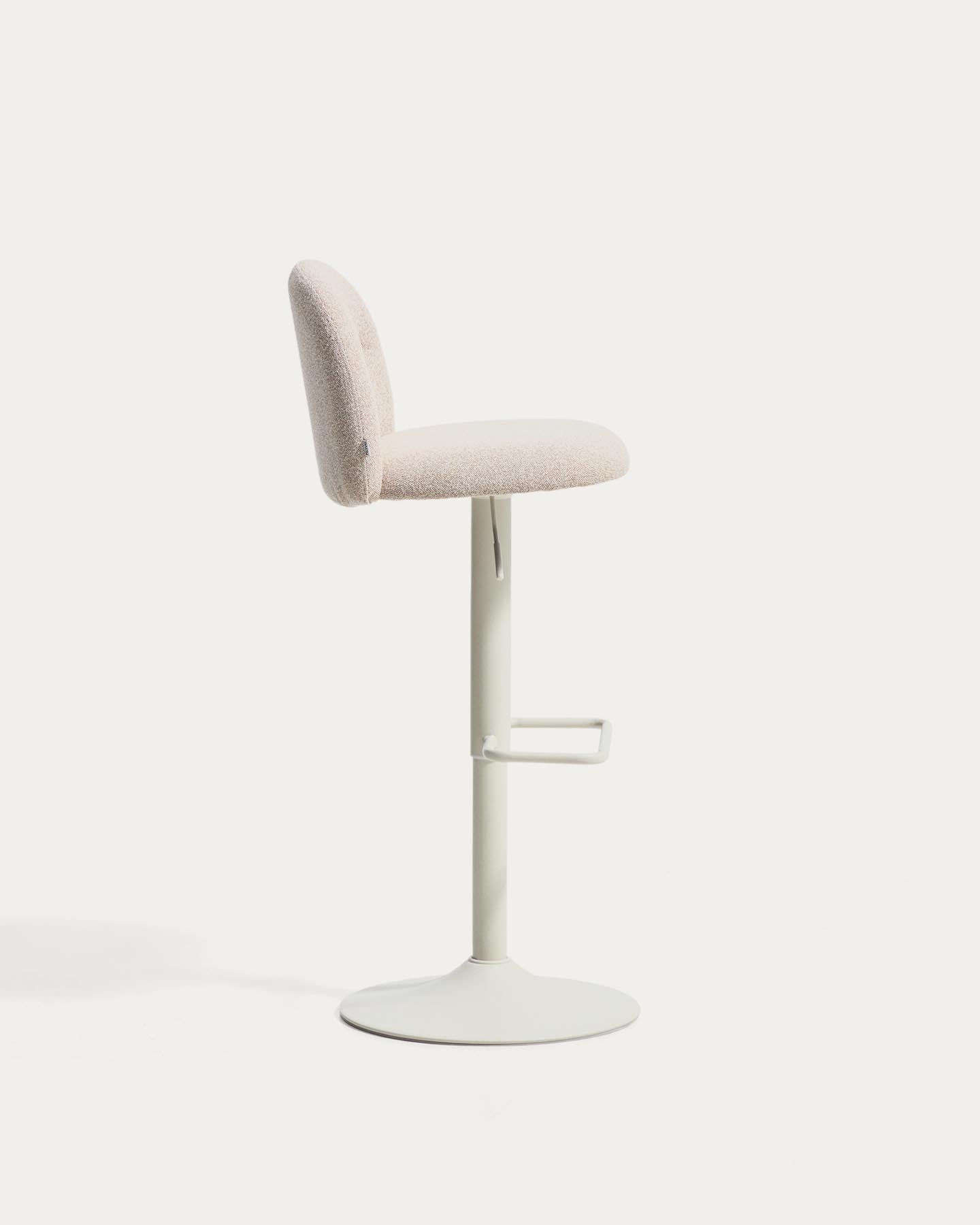 Hocker Arino mit beiger Chenille und beigen Metallbeinen, 65 cm FSC 100% in Beige präsentiert im Onlineshop von KAQTU Design AG. Barhocker ist von Kave Home
