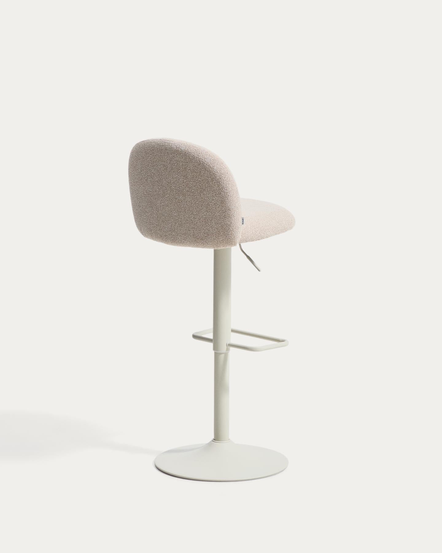 Hocker Arino mit beiger Chenille und beigen Metallbeinen, 65 cm FSC 100% in Beige präsentiert im Onlineshop von KAQTU Design AG. Barhocker ist von Kave Home
