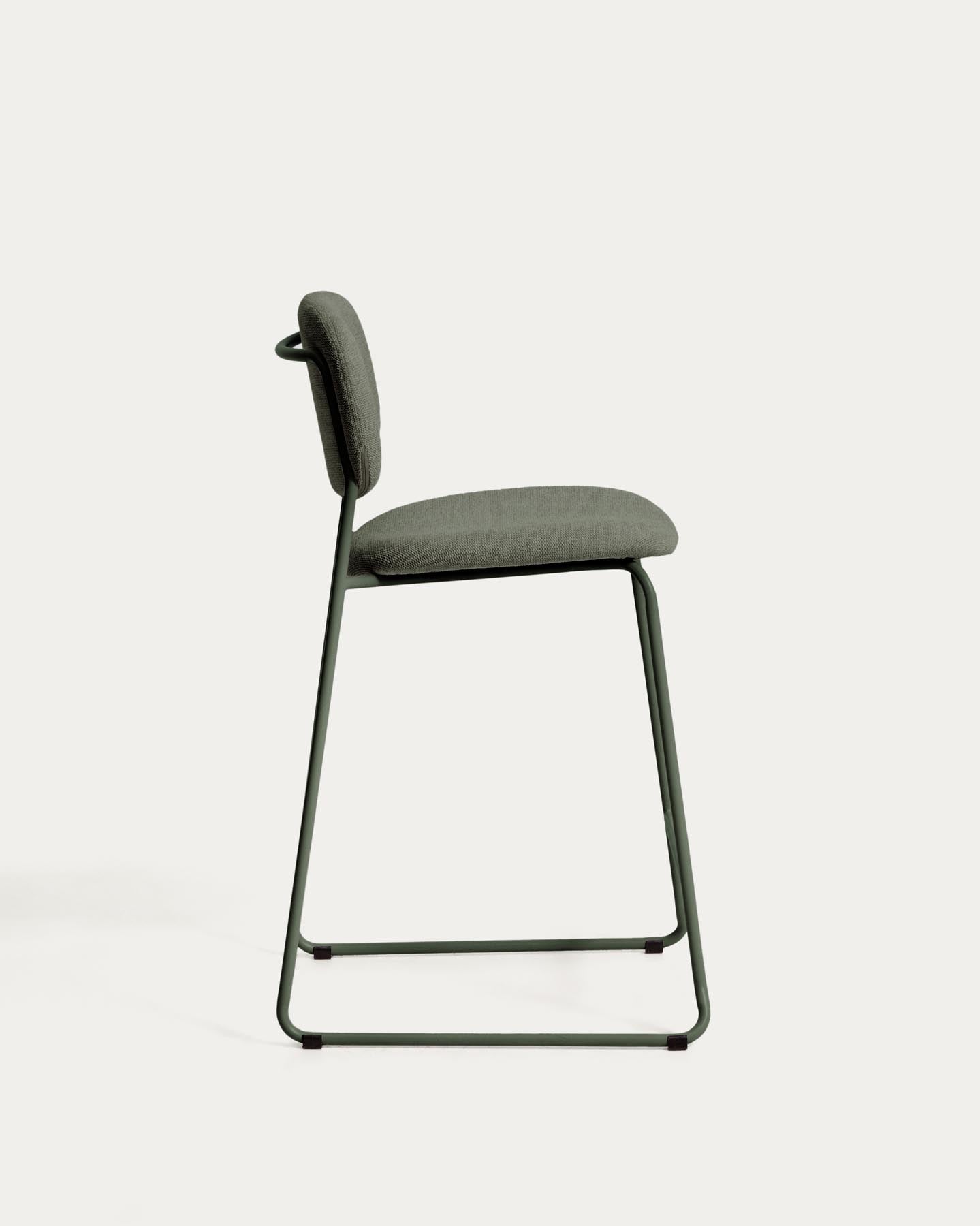 Stapelbarer Hocker Meli mit grüner Chenille und Beinen aus grünem Metall, FSC Mix Credit, 65 cm in Grün präsentiert im Onlineshop von KAQTU Design AG. Barhocker ist von Kave Home