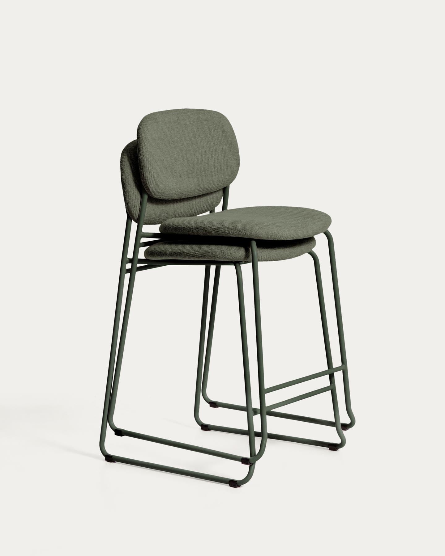 Stapelbarer Hocker Meli mit grüner Chenille und Beinen aus grünem Metall, FSC Mix Credit, 65 cm in Grün präsentiert im Onlineshop von KAQTU Design AG. Barhocker ist von Kave Home