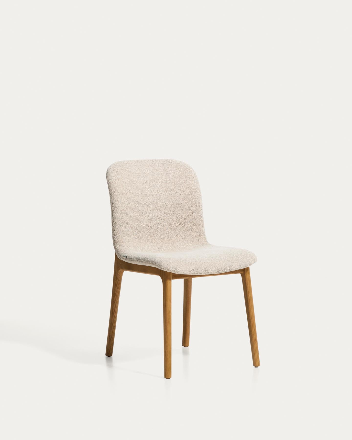 Stuhl Elnor aus beiger Chenille und Beinen aus massivem Eichenholz mit Finish in natürlichem Farbton in Beige präsentiert im Onlineshop von KAQTU Design AG. Stuhl ist von Kave Home