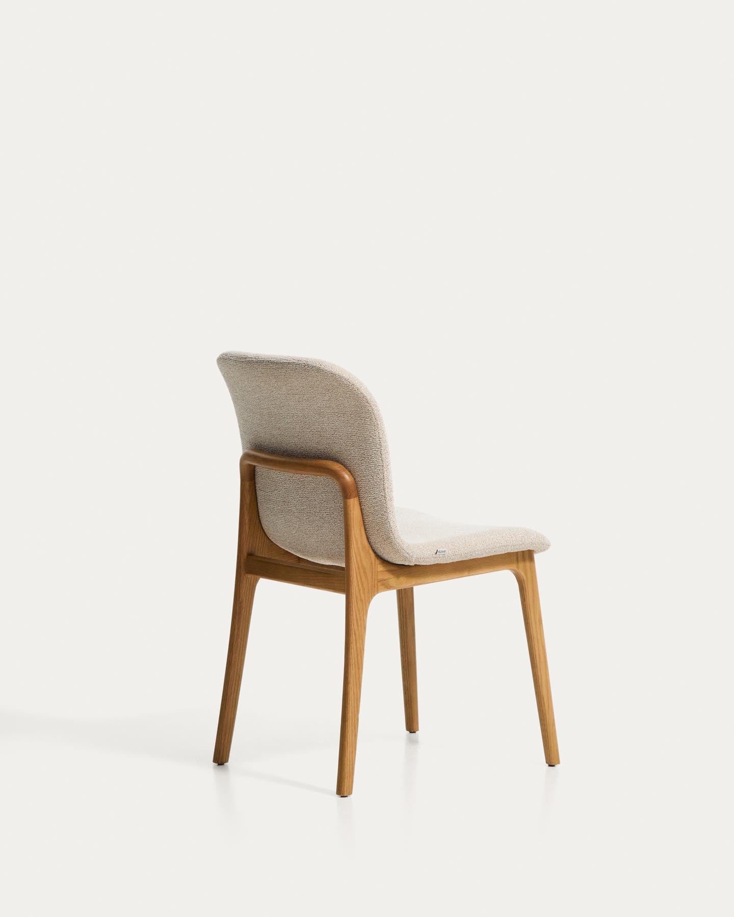 Stuhl Elnor aus beiger Chenille und Beinen aus massivem Eichenholz mit Finish in natürlichem Farbton in Beige präsentiert im Onlineshop von KAQTU Design AG. Stuhl ist von Kave Home