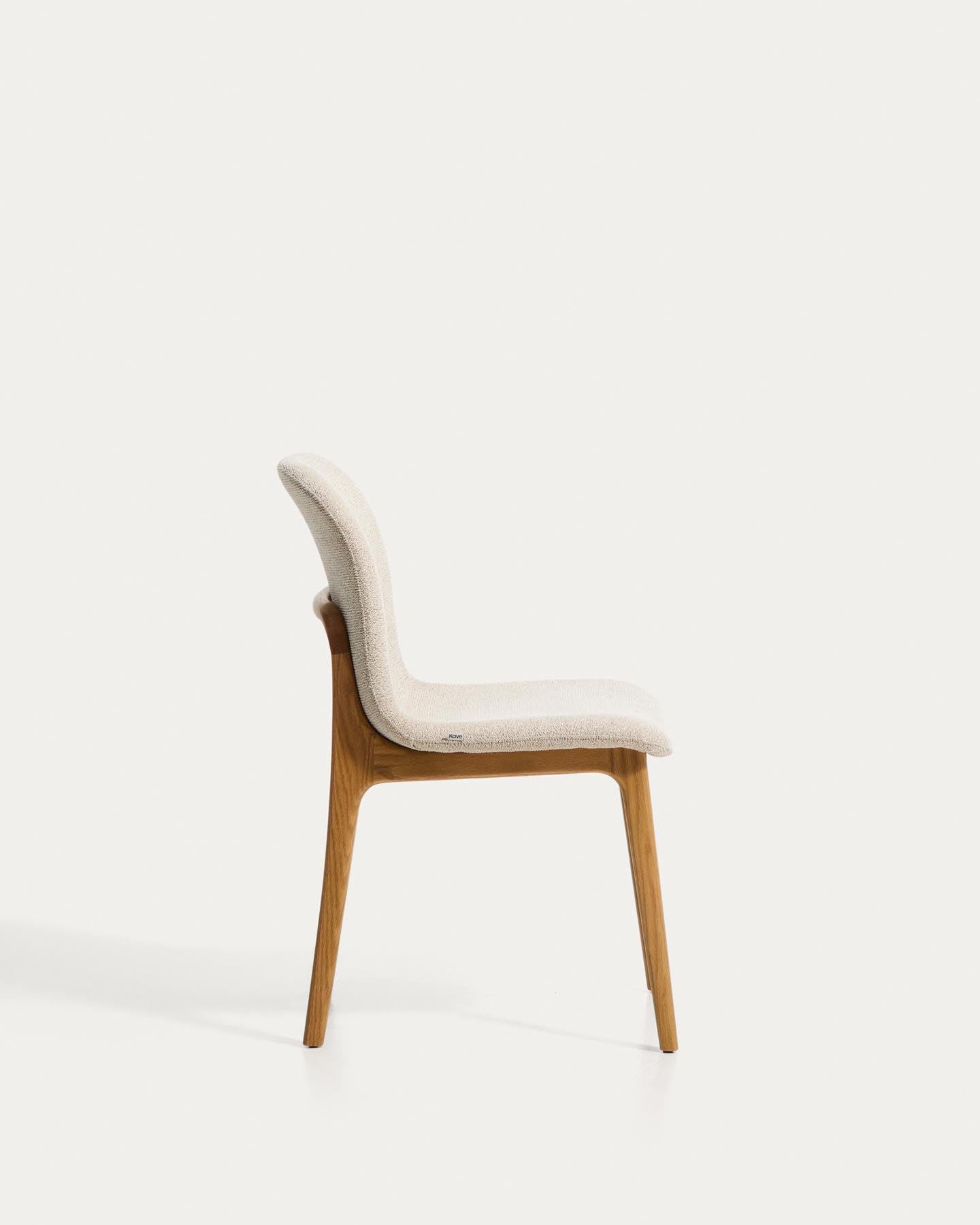 Stuhl Elnor aus beiger Chenille und Beinen aus massivem Eichenholz mit Finish in natürlichem Farbton in Beige präsentiert im Onlineshop von KAQTU Design AG. Stuhl ist von Kave Home