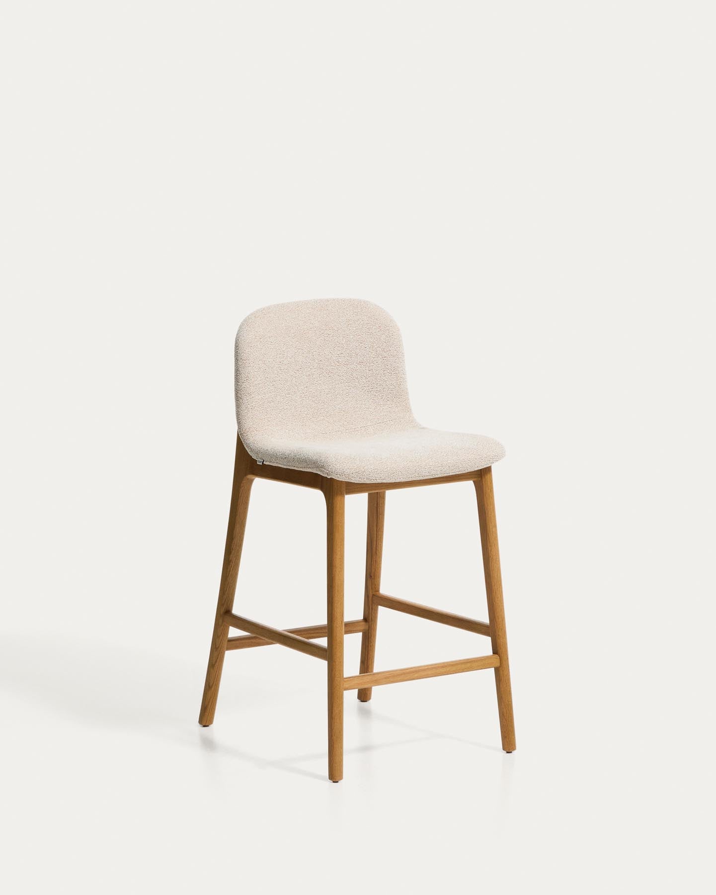 Hocker Elnor aus beiger Chenille und Beinen aus massivem Eichenholz mit Finish in natürlichem Farbton 65 cm in Beige präsentiert im Onlineshop von KAQTU Design AG. Barhocker ist von Kave Home