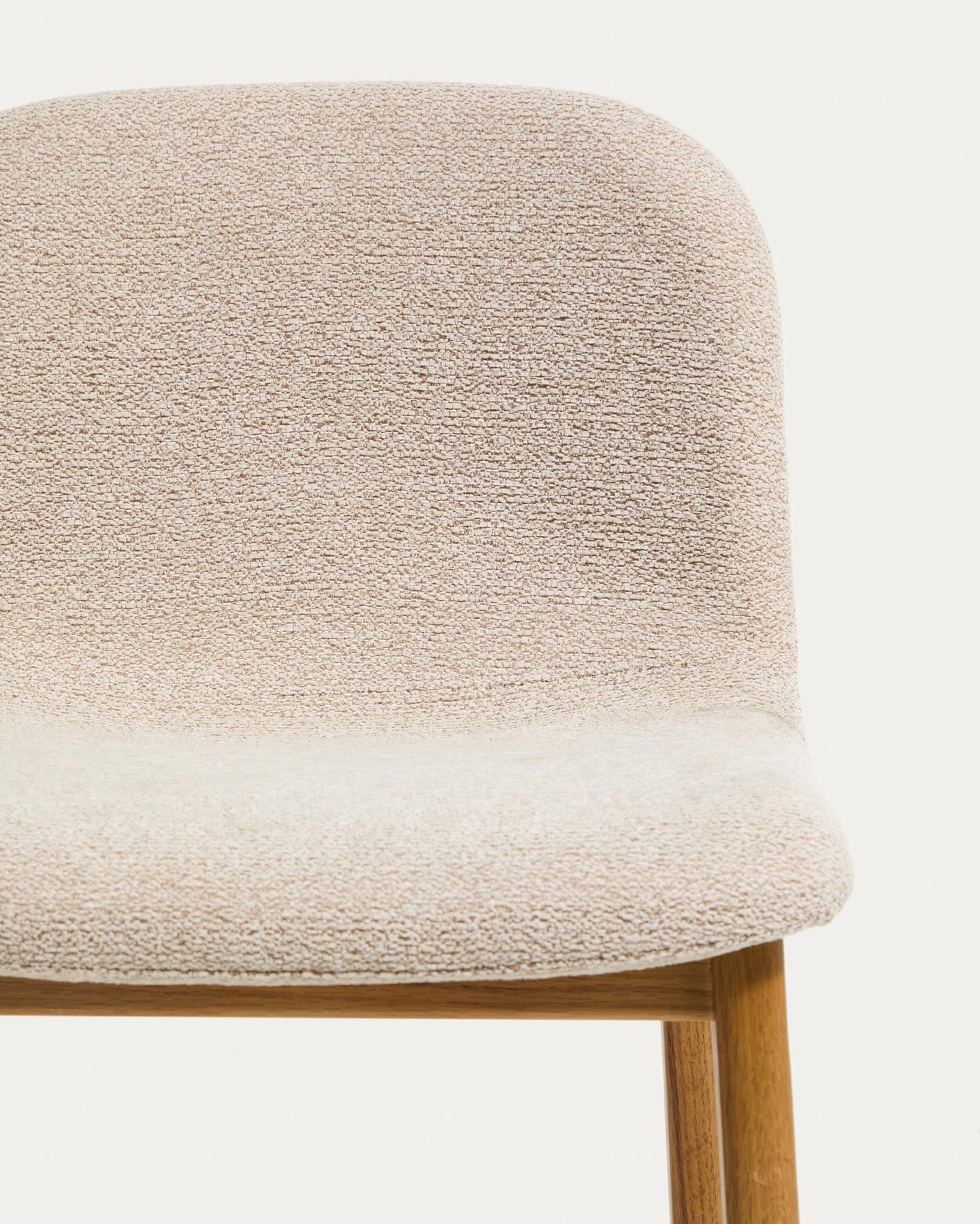 Hocker Elnor aus beiger Chenille und Beinen aus massivem Eichenholz mit Finish in natürlichem Farbton 65 cm in Beige präsentiert im Onlineshop von KAQTU Design AG. Barhocker ist von Kave Home
