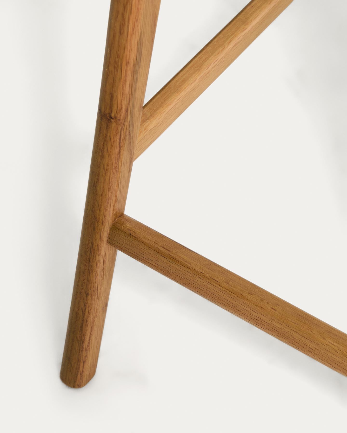 Hocker Elnor aus beiger Chenille und Beinen aus massivem Eichenholz mit Finish in natürlichem Farbton 65 cm in Beige präsentiert im Onlineshop von KAQTU Design AG. Barhocker ist von Kave Home