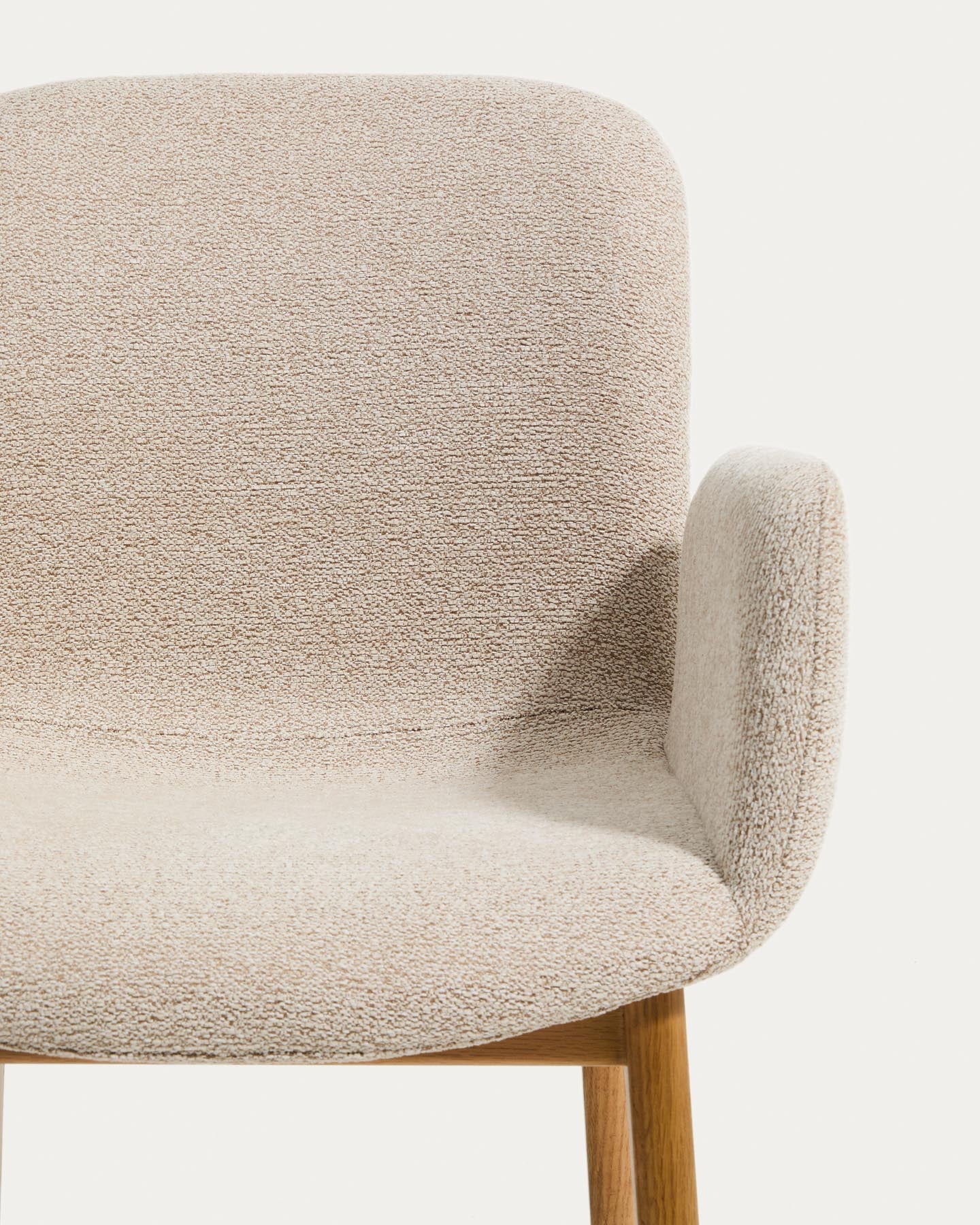 Stuhl Elnor mit Armlehnen aus beiger Chenille und Beinen aus massivem Eichenholz mit Finish in natürlichem Farbton in Beige präsentiert im Onlineshop von KAQTU Design AG. Stuhl ist von Kave Home
