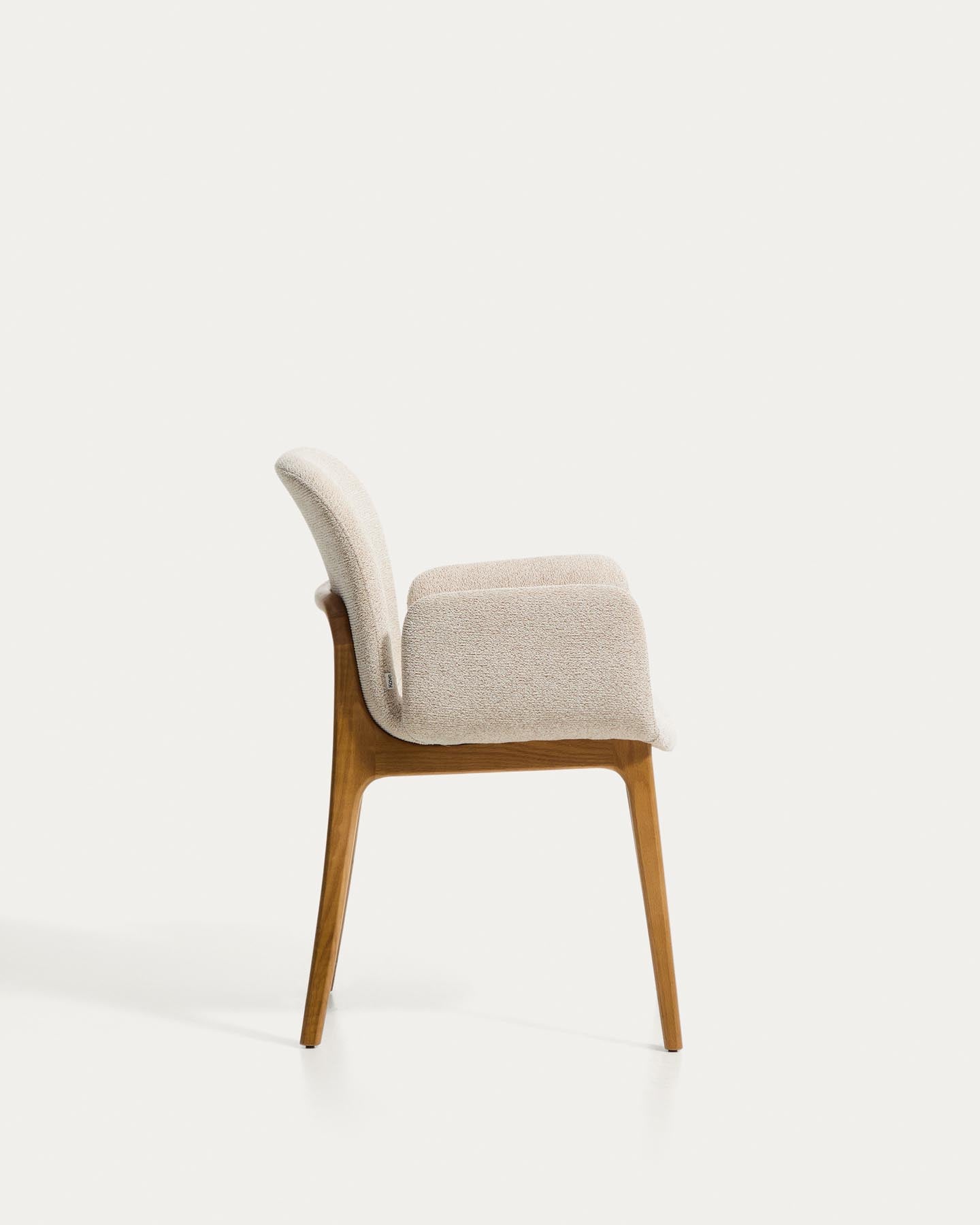 Stuhl Elnor mit Armlehnen aus beiger Chenille und Beinen aus massivem Eichenholz mit Finish in natürlichem Farbton in Beige präsentiert im Onlineshop von KAQTU Design AG. Stuhl ist von Kave Home