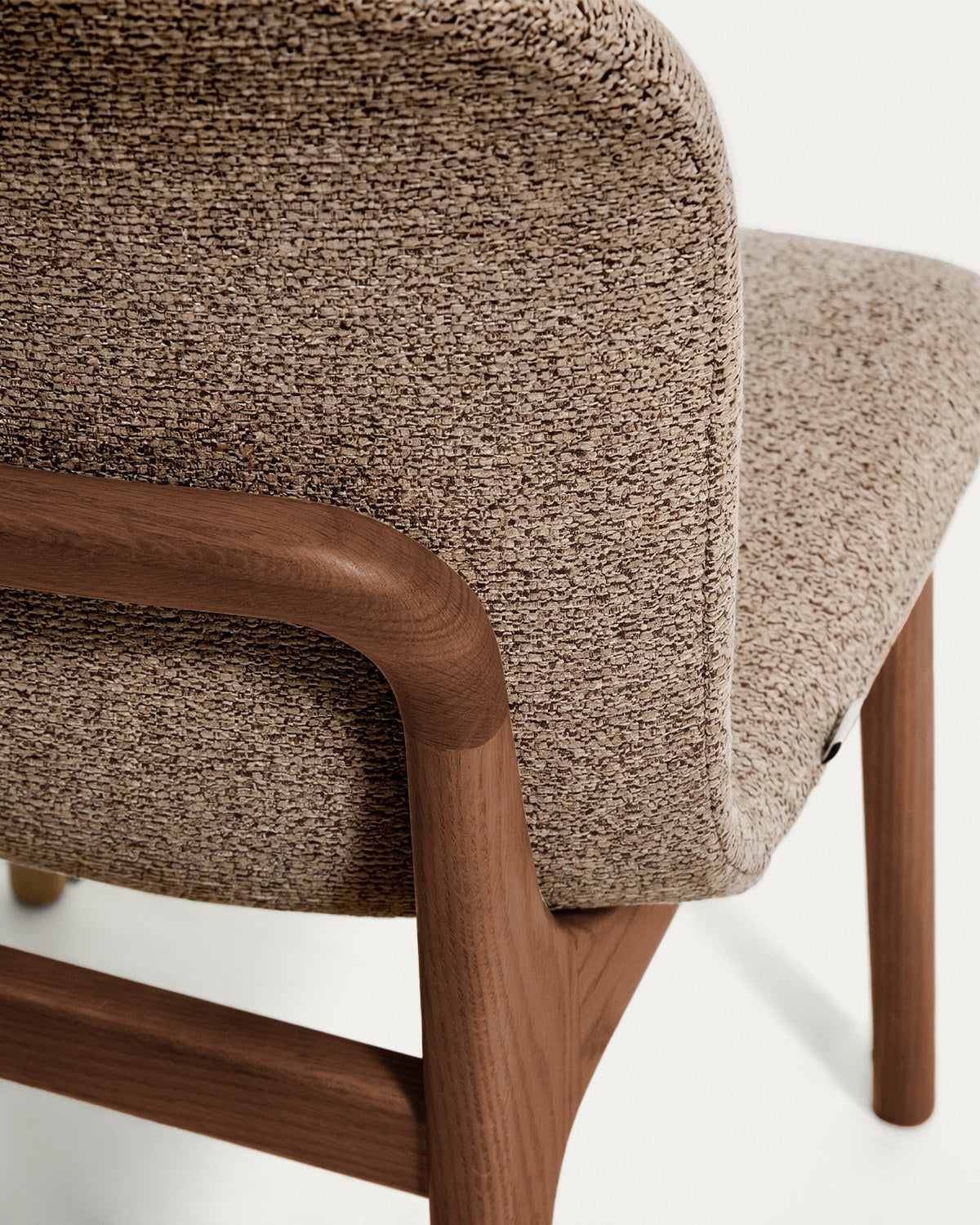 Stuhl Elnor mit gepolstertem Sitz aus brauner Chenille und vier Beinen aus massivem Eichenholz mit Nussbaum-Finish, Filzgleiter an den Füssen.