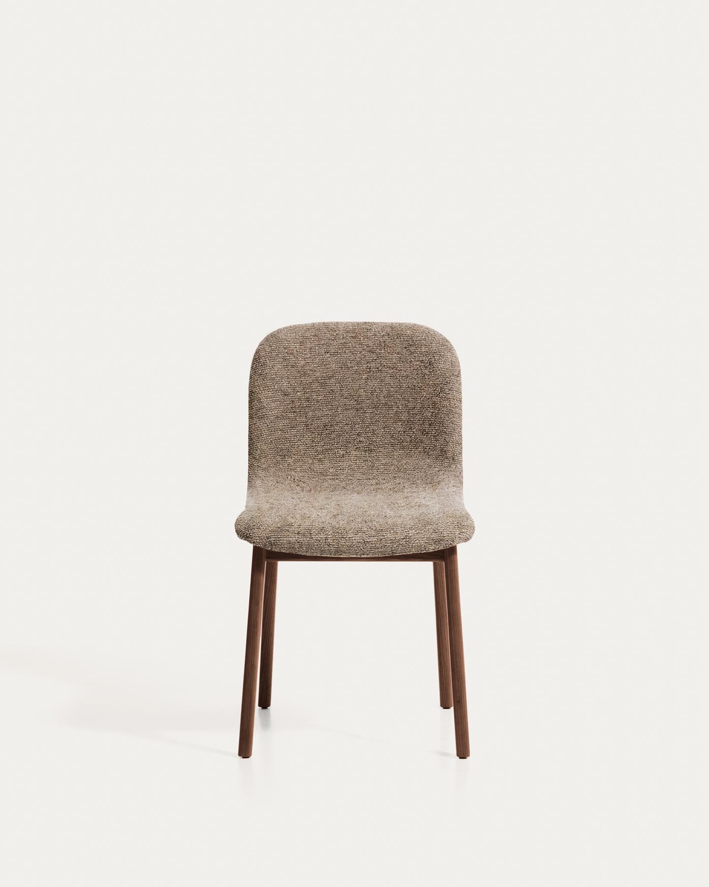 Stuhl Elnor aus brauner Chenille und Beinen aus massivem Eichenholz mit Nussbaum-Finish in Braun präsentiert im Onlineshop von KAQTU Design AG. Stuhl ist von Kave Home