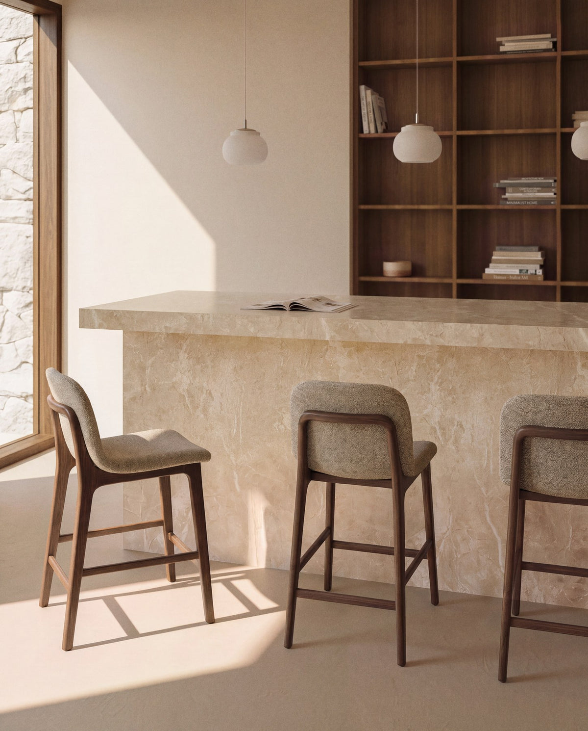 Barhocker Elnor von Kave Home mit gepolstertem Sitz aus braunem Chenille-Gewebe und Beinen aus massivem Eichenholz mit Nussbaum-Finish.