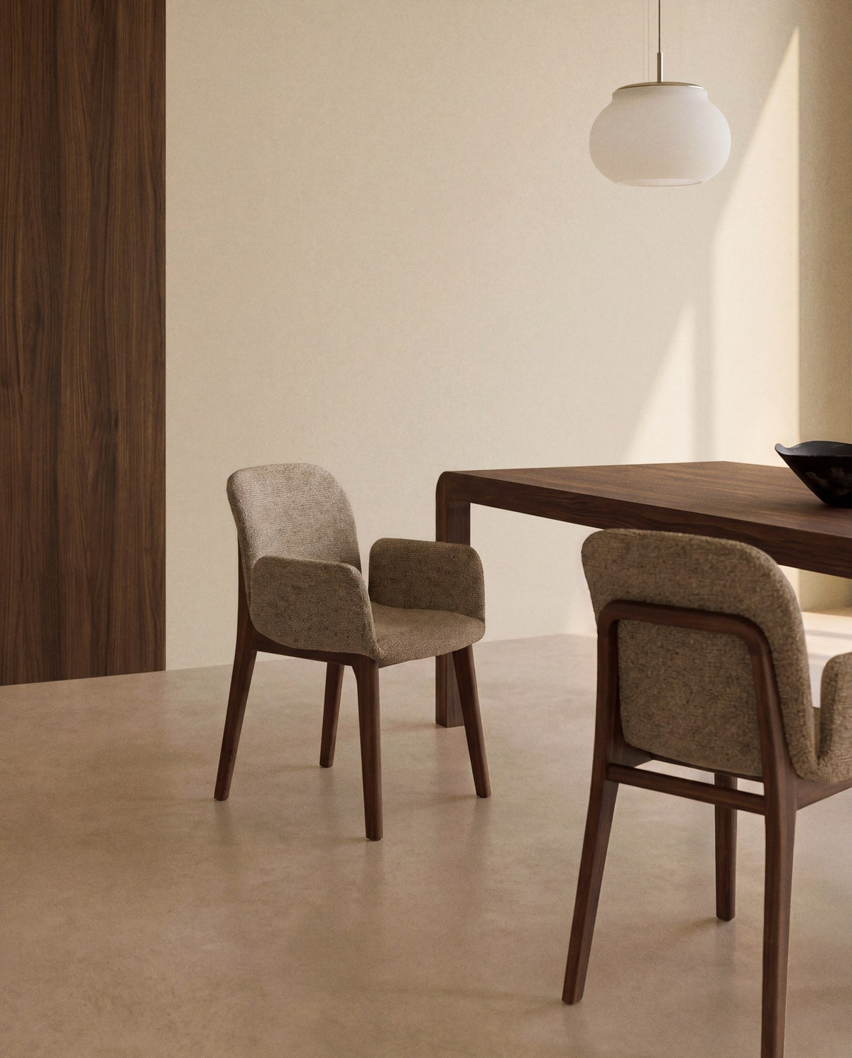 Brauner Polsterstuhl mit Armlehnen, Chenille-Bezug und Beinen aus massivem Eichenholz mit Nussbaum-Finish, Filzgleiter an den Standfüssen.