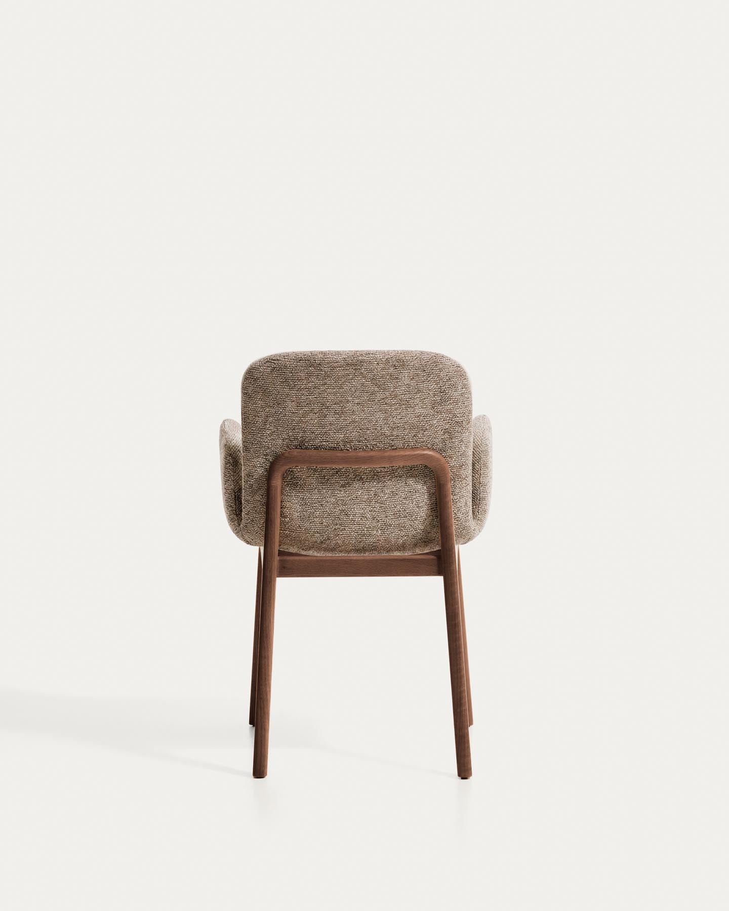 Stuhl Elnor mit Armlehnen aus brauner Chenille und Beinen aus massivem Eichenholz mit Nussbaum-Finish in Braun präsentiert im Onlineshop von KAQTU Design AG. Stuhl ist von Kave Home