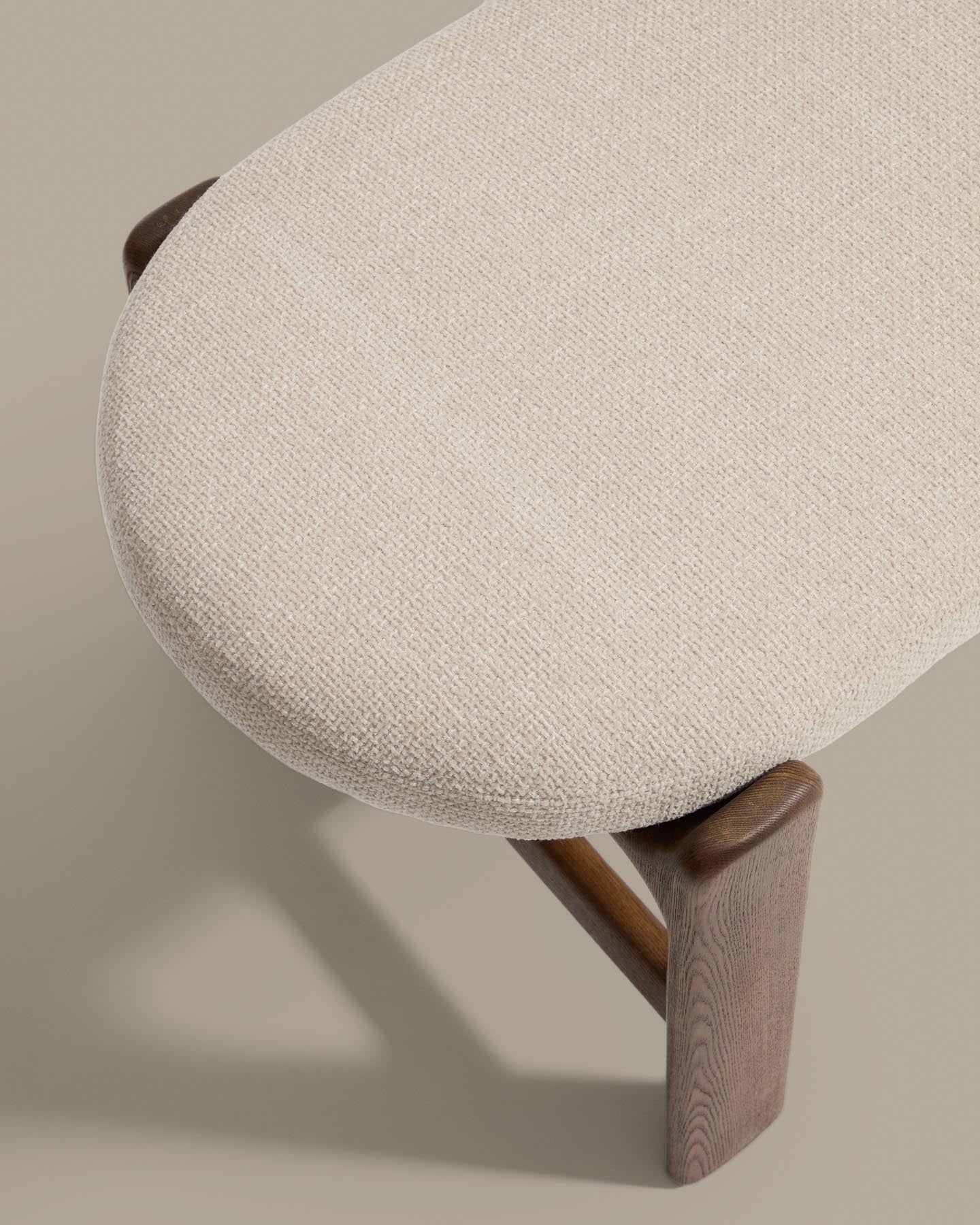 Bank Granite mit beiger Chenille und massivem Eschenholz mit Nussbaumfinish, 120 cm, FSC 100 % in Beige präsentiert im Onlineshop von KAQTU Design AG. Sitzbank ist von Kave Home
