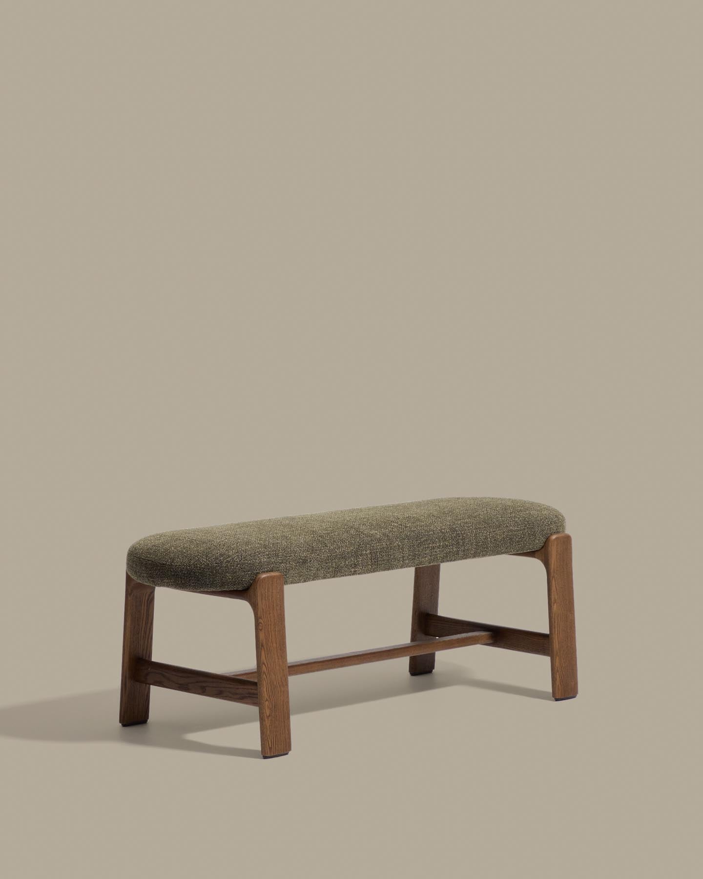 Bank Granite mit grüner Chenille und massivem Eschenholz mit Nussbaumfinish, 120 cm, FSC 100 % in Dunkelgrün präsentiert im Onlineshop von KAQTU Design AG. Sitzbank ist von Kave Home