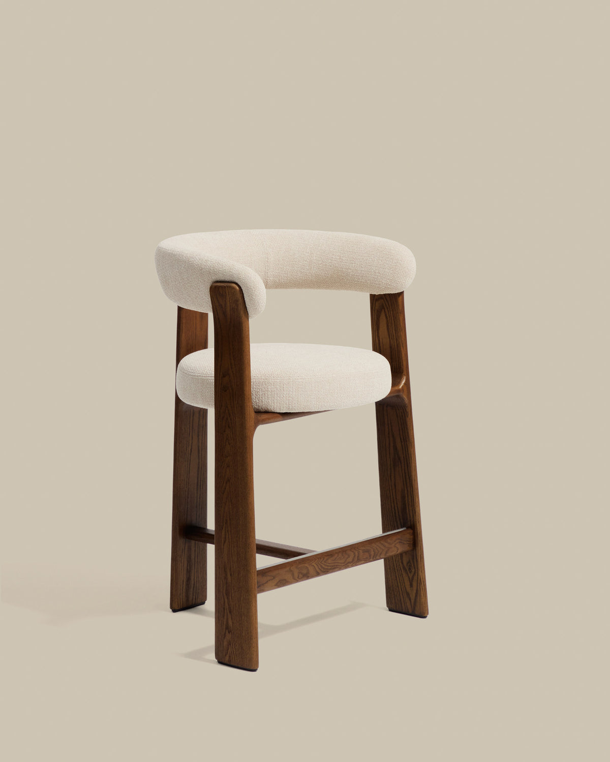 Dreibein-Hocker Granite mit beiger Chenille und massivem Eschenholz mit Nussbaumfinish, FSC 100 %, 65 cm in Beige präsentiert im Onlineshop von KAQTU Design AG. Barhocker ist von Kave Home