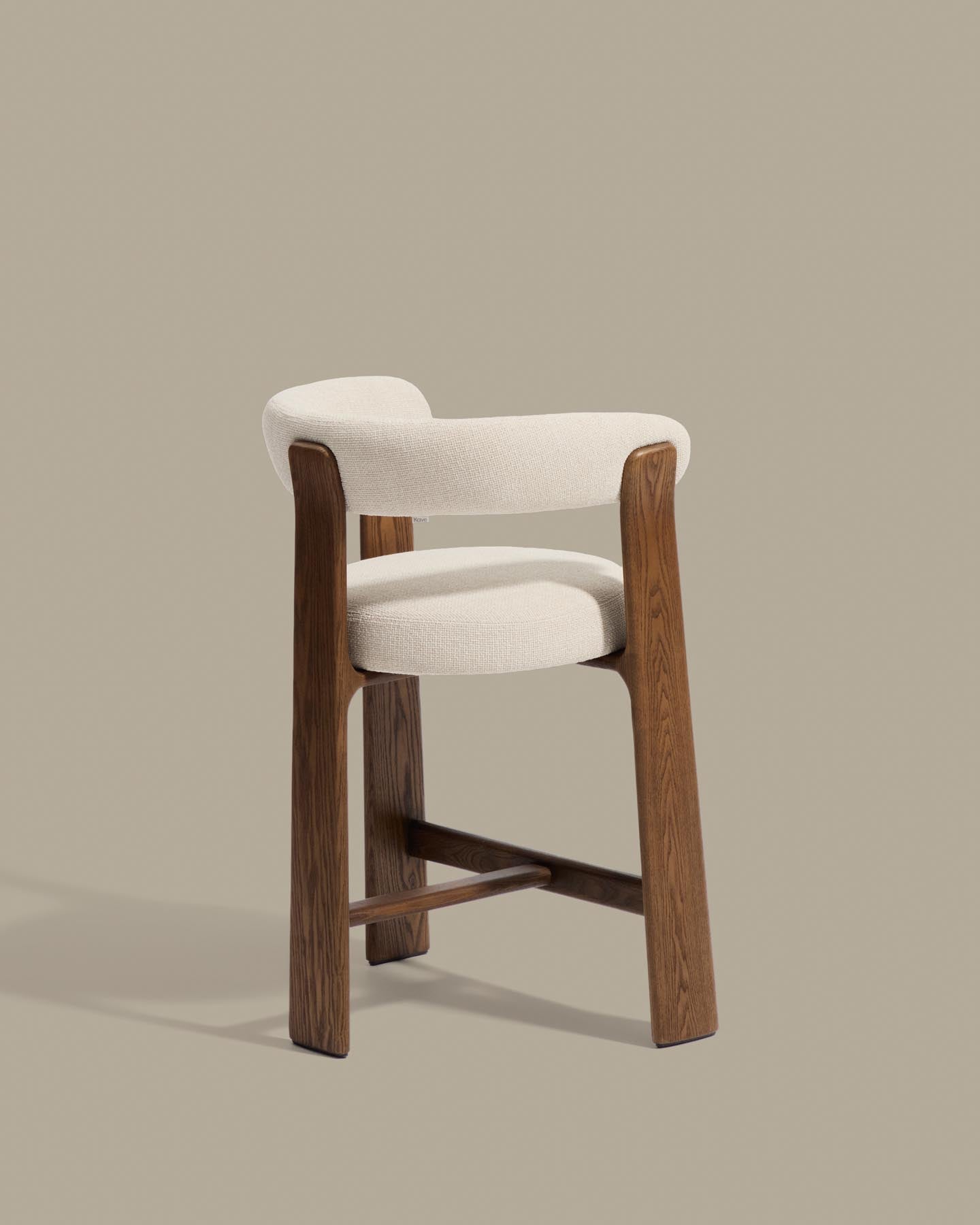 Dreibein-Hocker Granite mit beiger Chenille und massivem Eschenholz mit Nussbaumfinish, FSC 100 %, 65 cm in Beige präsentiert im Onlineshop von KAQTU Design AG. Barhocker ist von Kave Home