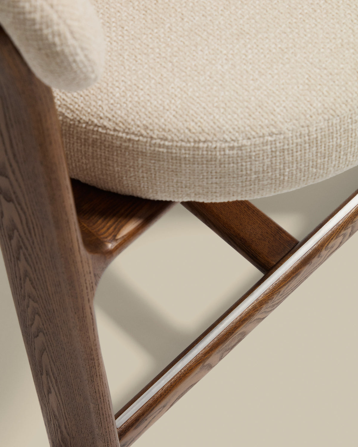 Dreibein-Hocker Granite mit beiger Chenille und massivem Eschenholz mit Nussbaumfinish, FSC 100 %, 65 cm in Beige präsentiert im Onlineshop von KAQTU Design AG. Barhocker ist von Kave Home