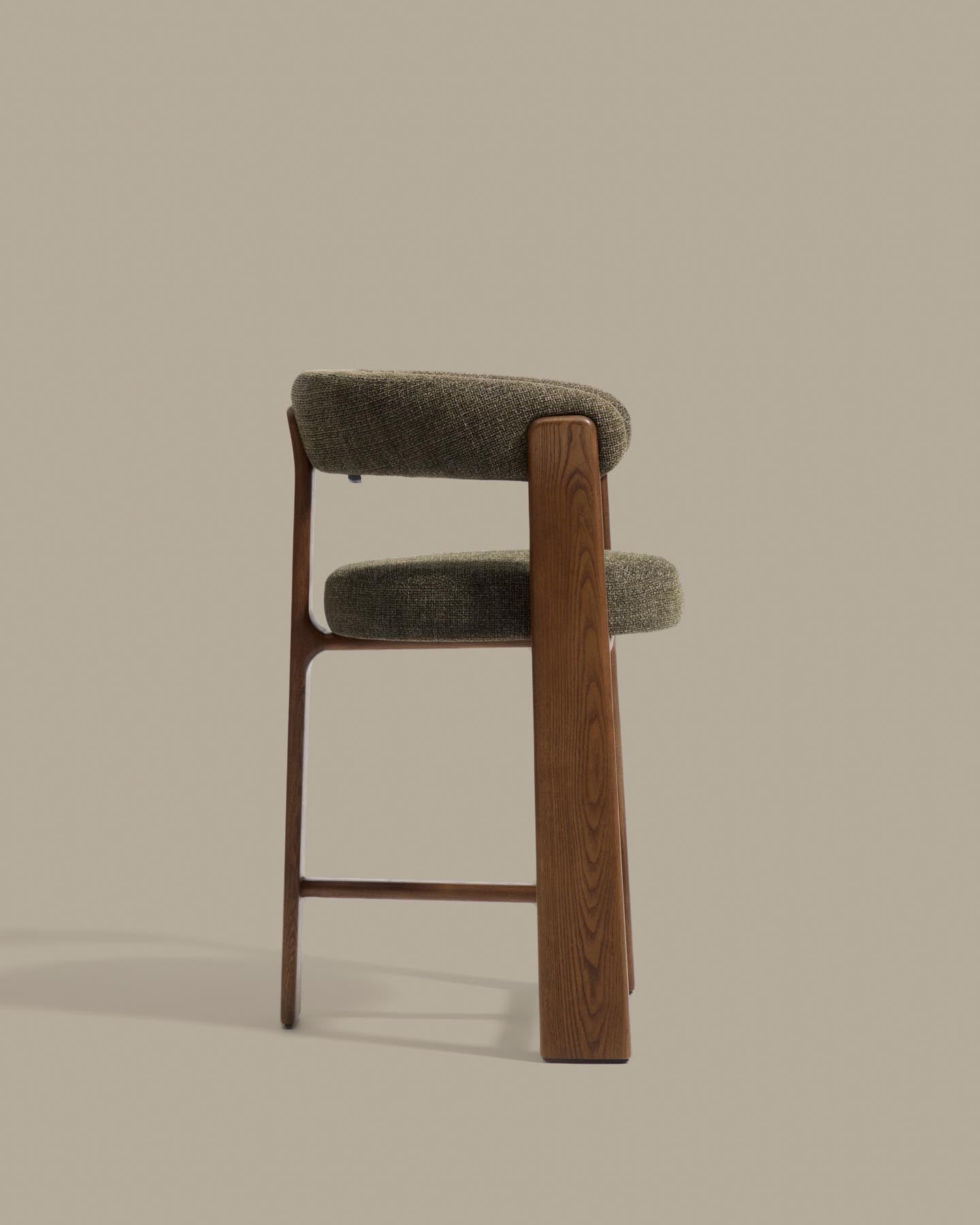 Dreibein-Hocker Granite mit grüner Chenille und massivem Eschenholz mit Nussbaumfinish, FSC 100 %, 65 cm in Dunkelgrün präsentiert im Onlineshop von KAQTU Design AG. Barhocker ist von Kave Home