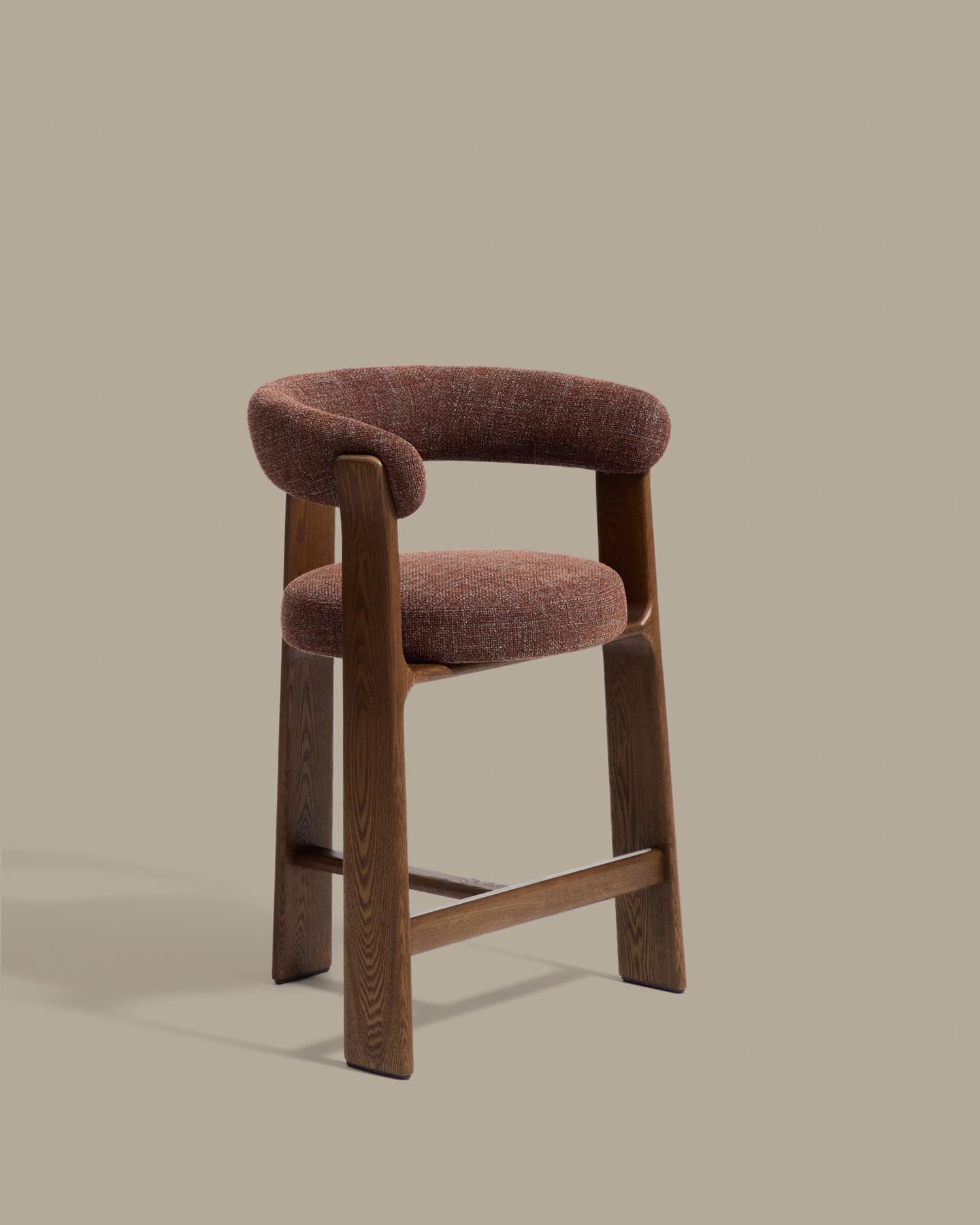 Dreibein-Hocker Granite mit brauner Chenille und massivem Eschenholz mit Nussbaumfinish, FSC 100 %, 65 cm in Dunkelbraun präsentiert im Onlineshop von KAQTU Design AG. Barhocker ist von Kave Home