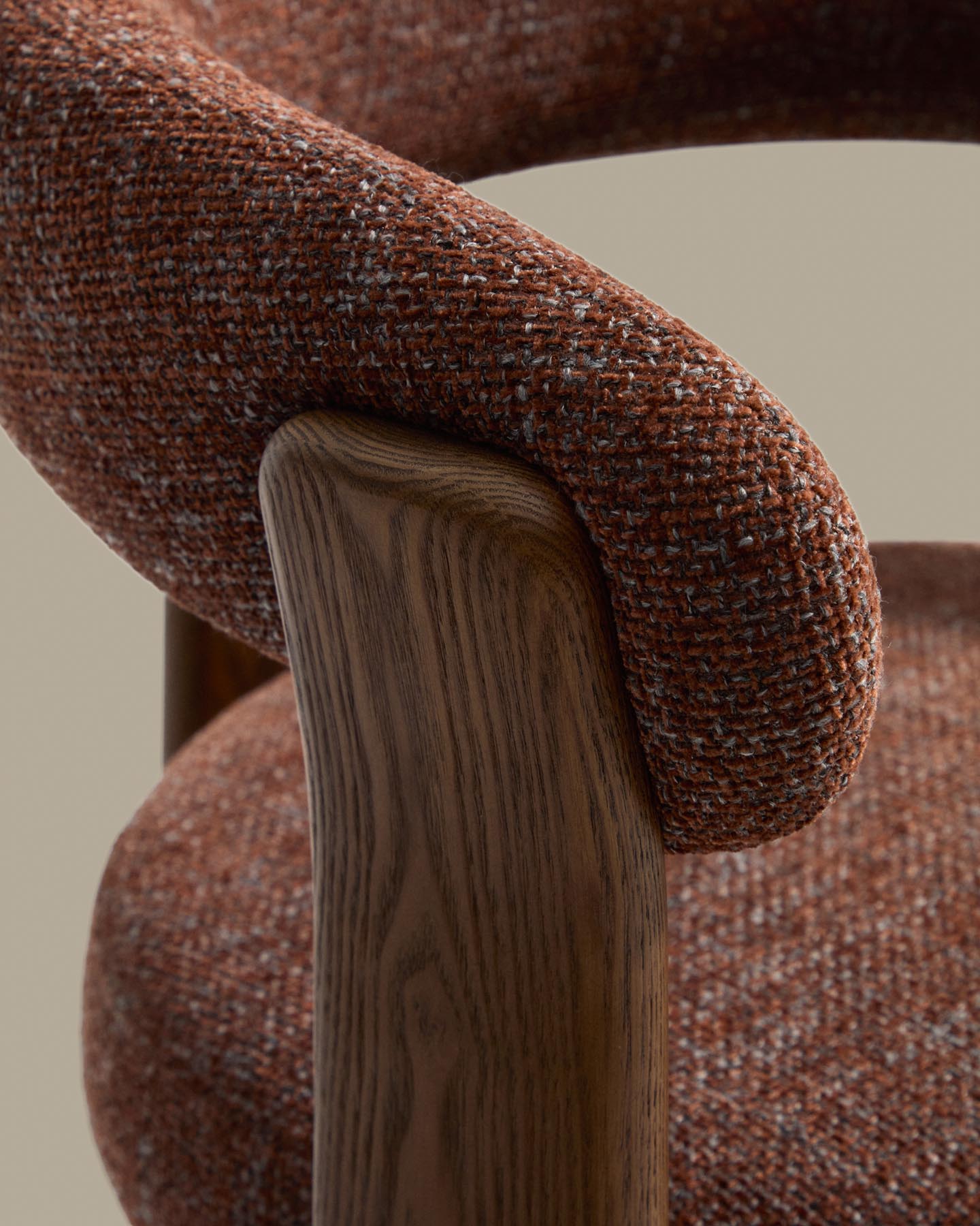 Dreibein-Hocker Granite mit brauner Chenille und massivem Eschenholz mit Nussbaumfinish, FSC 100 %, 65 cm in Dunkelbraun präsentiert im Onlineshop von KAQTU Design AG. Barhocker ist von Kave Home