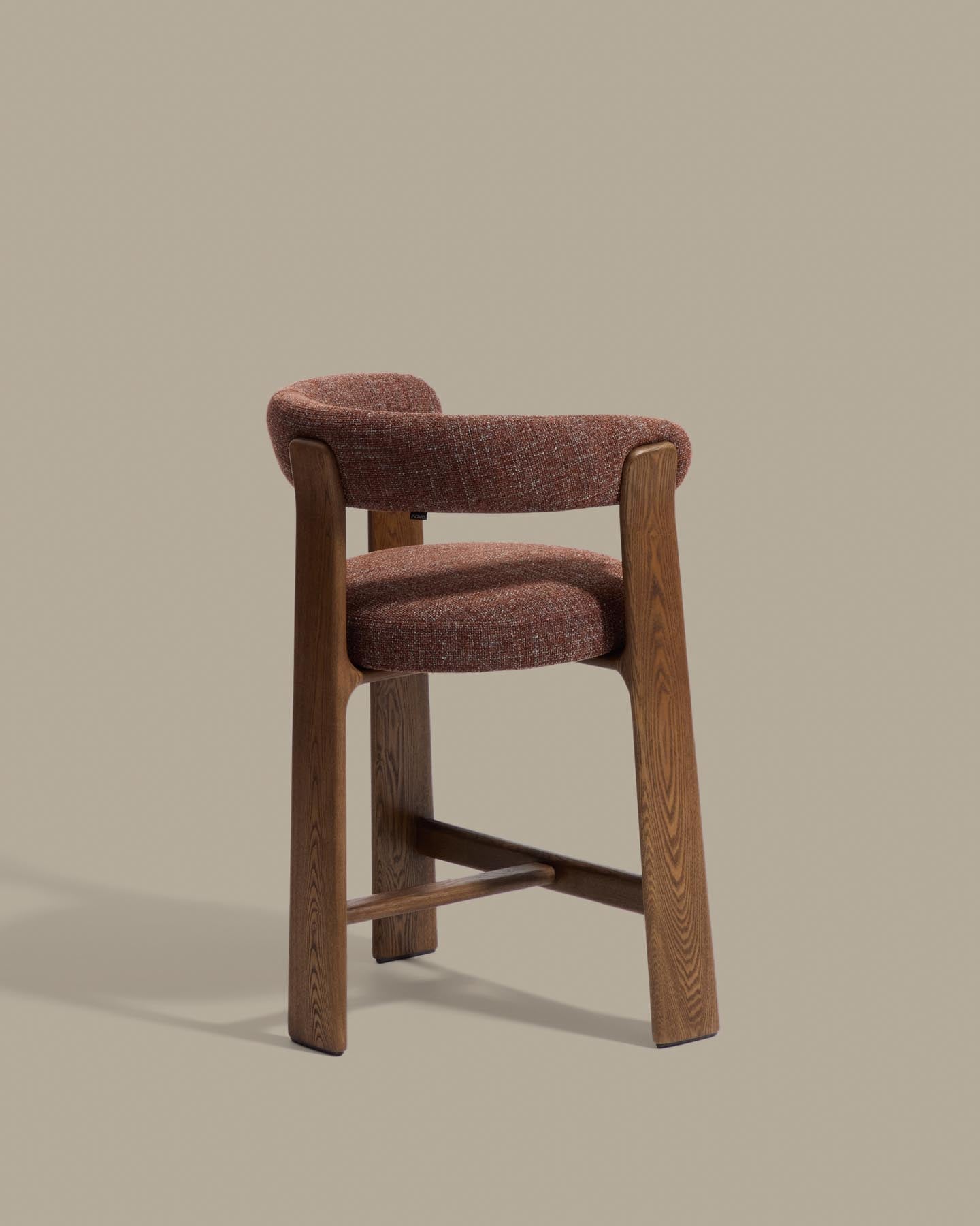 Dreibein-Hocker Granite mit brauner Chenille und massivem Eschenholz mit Nussbaumfinish, FSC 100 %, 65 cm in Dunkelbraun präsentiert im Onlineshop von KAQTU Design AG. Barhocker ist von Kave Home