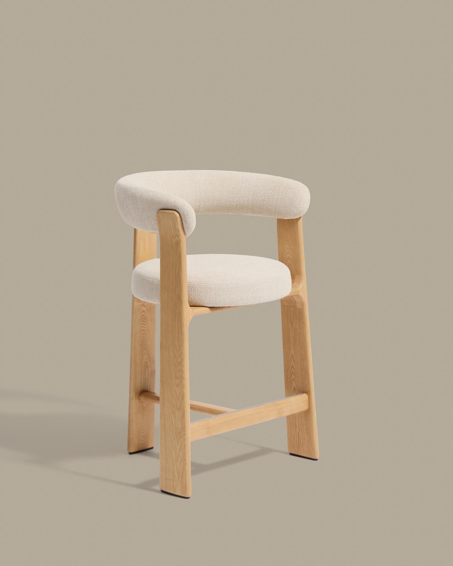 Dreibein-Hocker Granite mit beiger Chenille und massivem Eschenholz mit naturfarbenem Finish, FSC 100 %, 65 cm in Beige präsentiert im Onlineshop von KAQTU Design AG. Barhocker ist von Kave Home