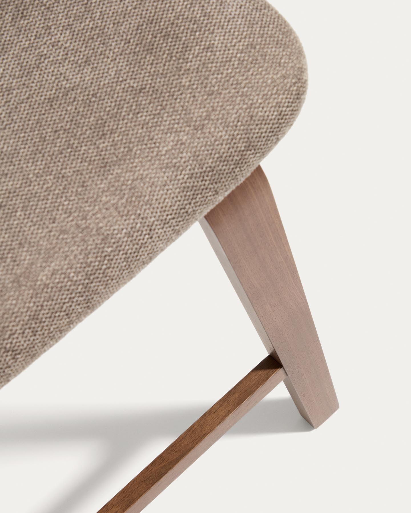 Gena-Hocker aus Nussbaumfurnier und beigefarbener Chenille 65cm in Dunkelbraun präsentiert im Onlineshop von KAQTU Design AG. Barhocker ist von Kave Home
