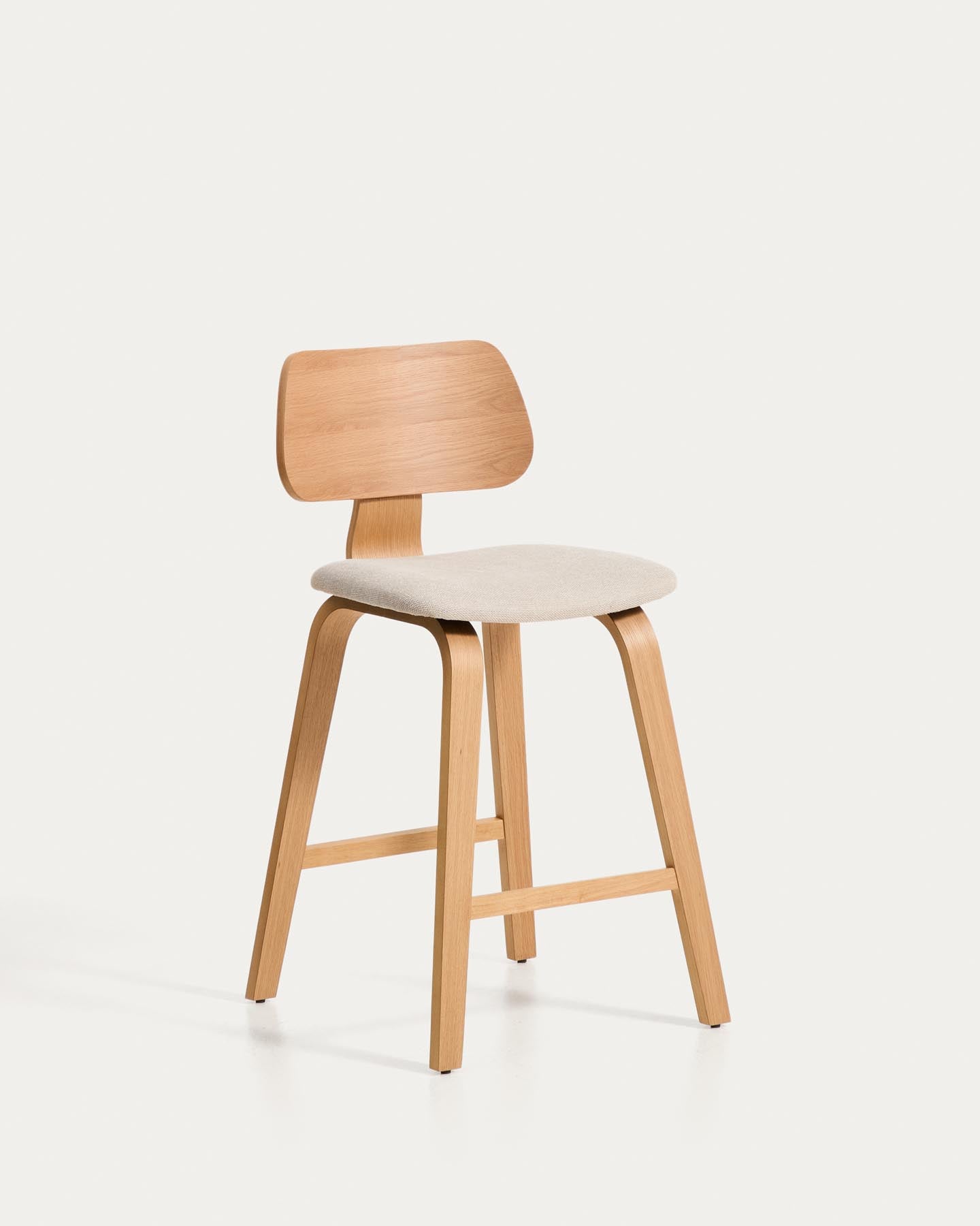 Gena-Hocker aus Eichenfurnier und beigefarbener Chenille 65cm in Beige präsentiert im Onlineshop von KAQTU Design AG. Barhocker ist von Kave Home