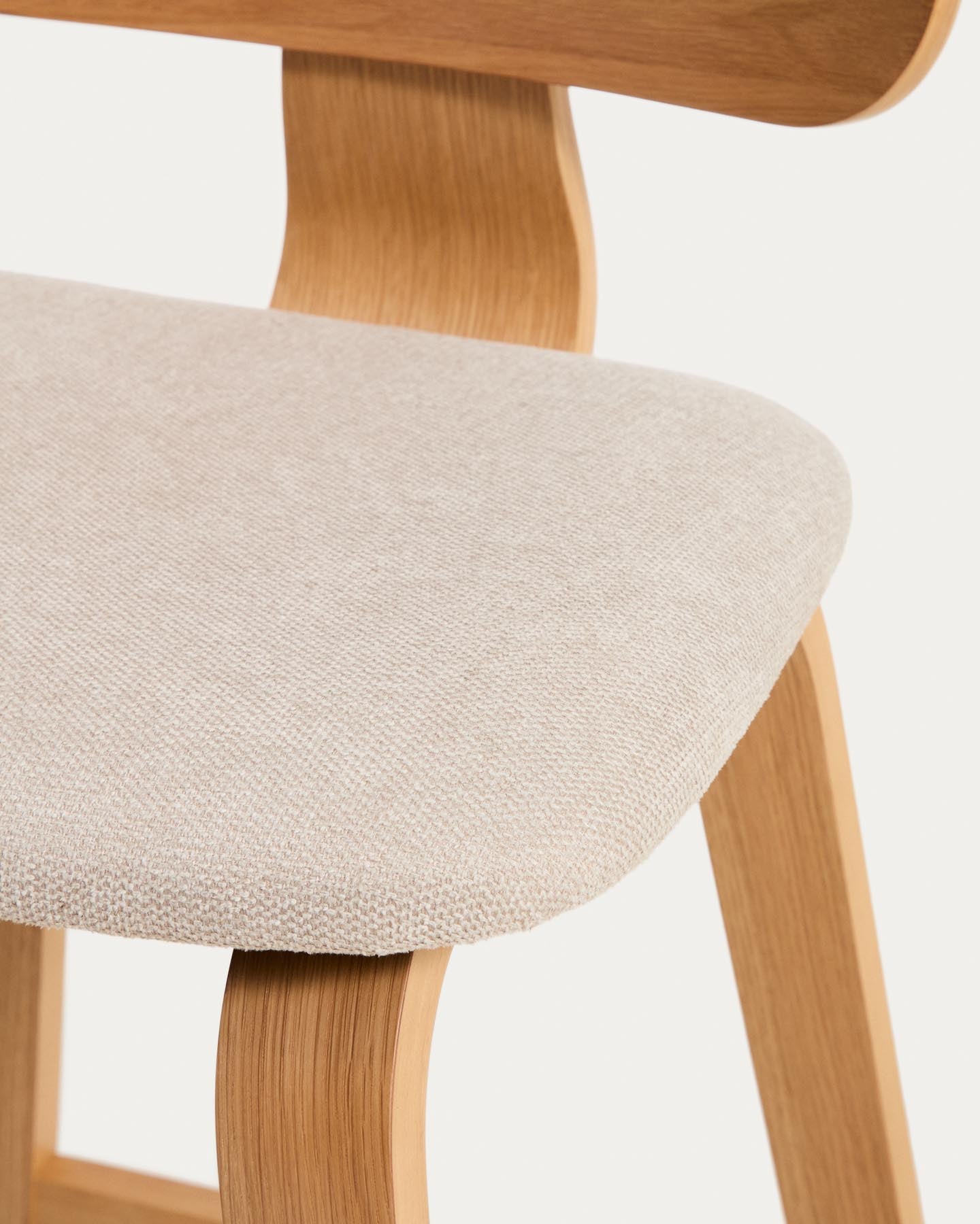 Gena-Hocker aus Eichenfurnier und beigefarbener Chenille 65cm in Beige präsentiert im Onlineshop von KAQTU Design AG. Barhocker ist von Kave Home