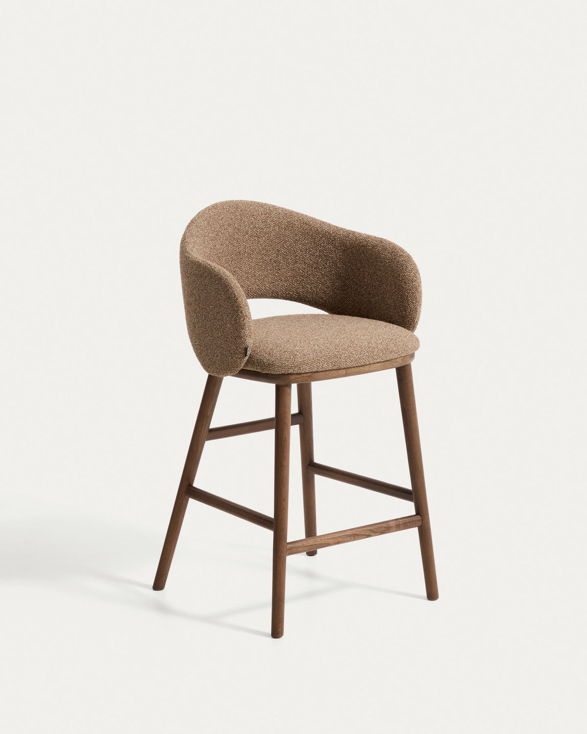 Barhocker Maina in braunem Chenille mit geschwungener Lehne und Holzbeinen in Walnussoptik