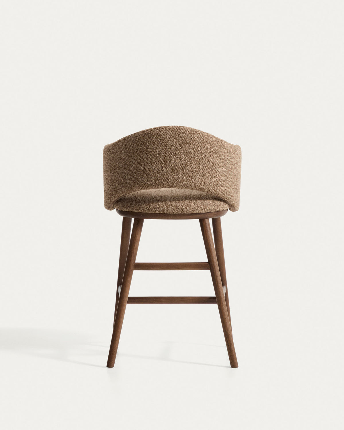 Barhocker Maina in braunem Chenille mit geschwungener Lehne und Holzbeinen in Walnussoptik
