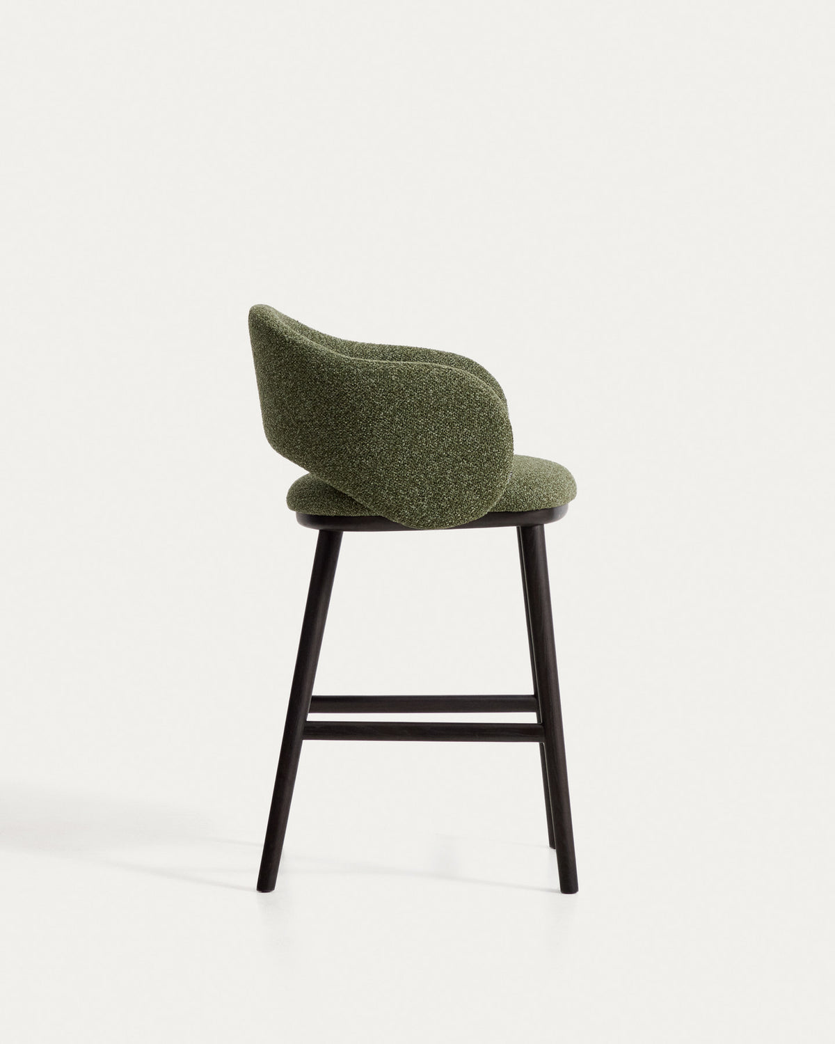 Barhocker Maina in Grün mit Chenille-Bezug, geschwungener Lehne und dunklen Holzbeinen