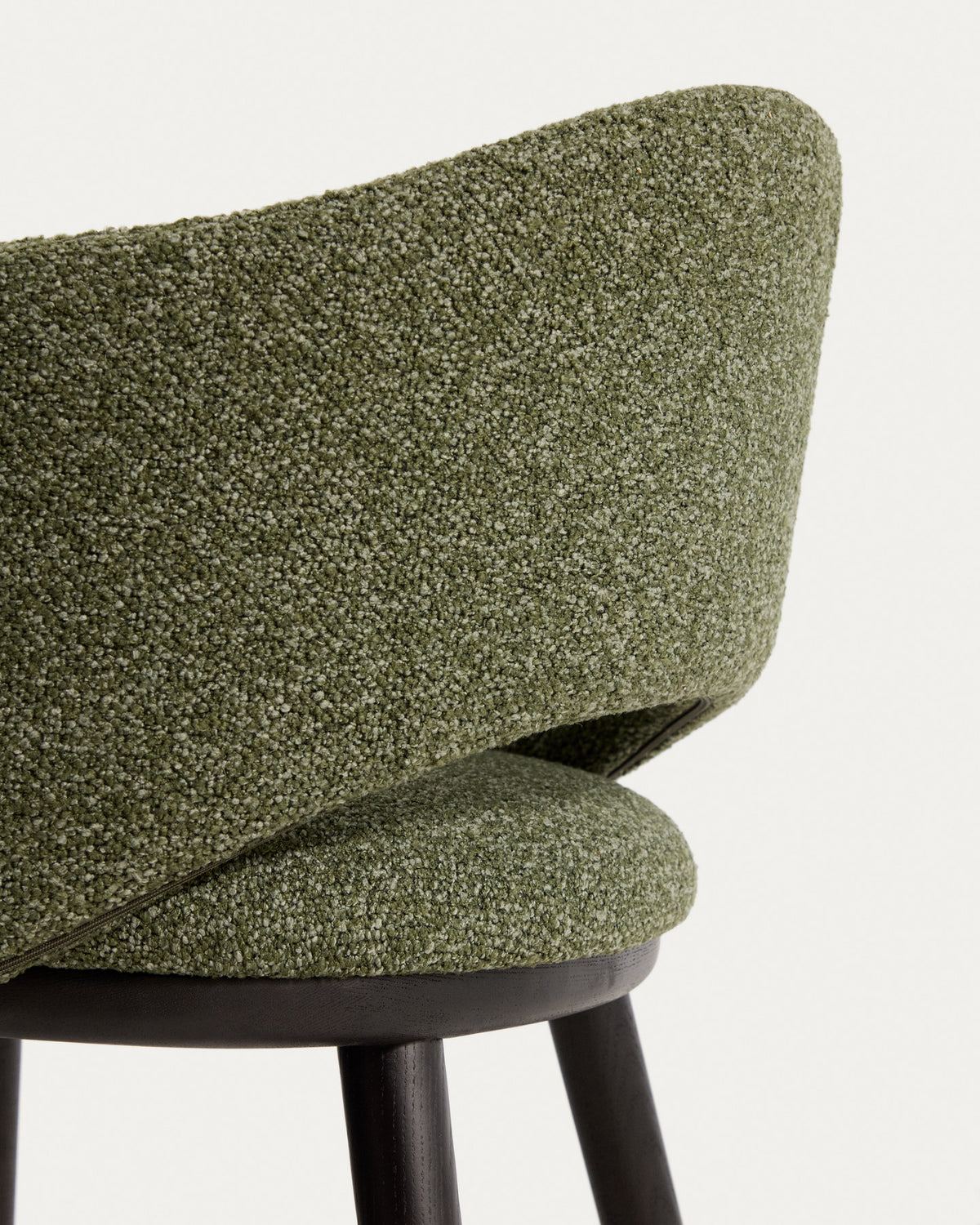Barhocker Maina in Grün mit Chenille-Bezug, geschwungener Lehne und dunklen Holzbeinen