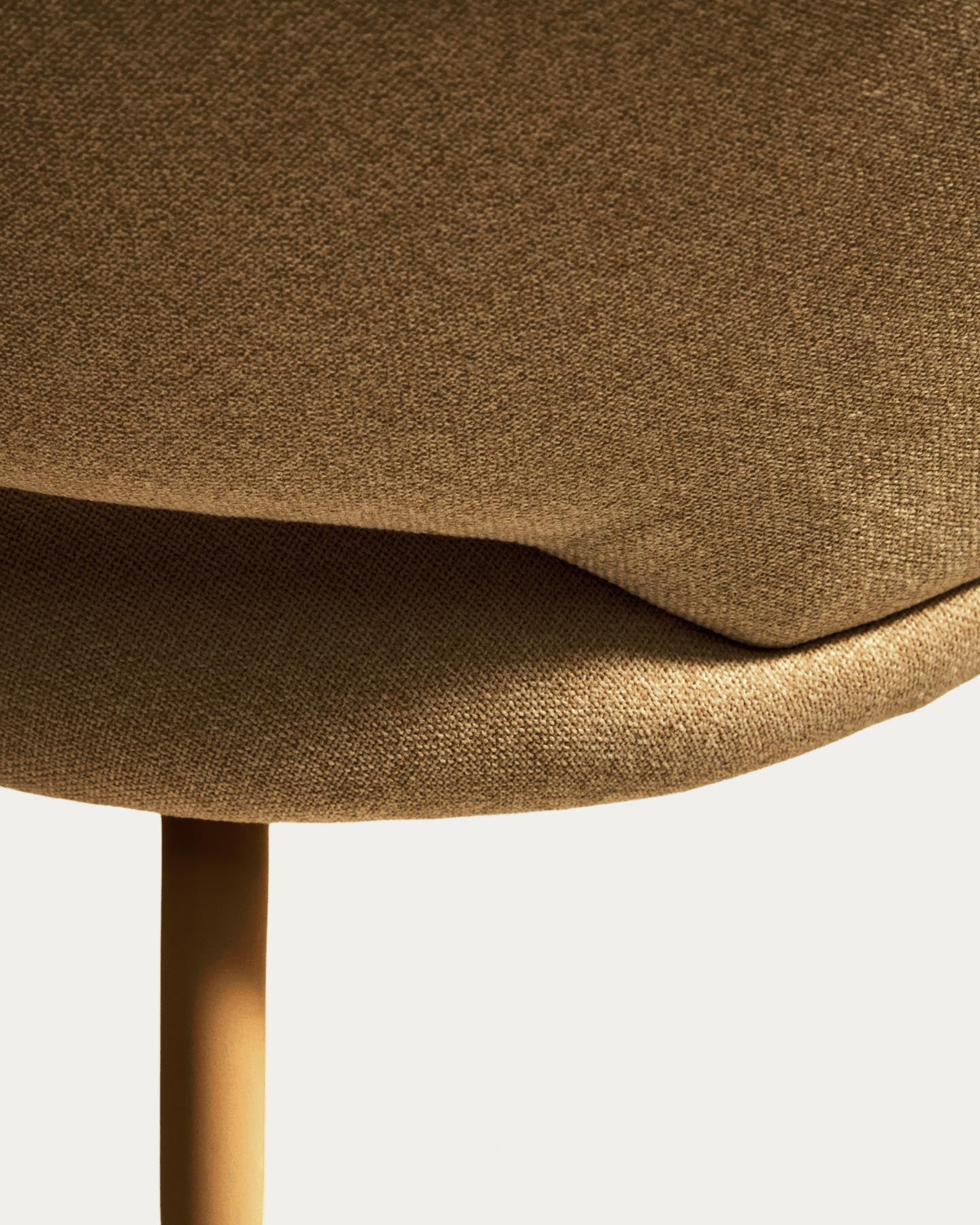 Stuhl Bonali mit senfgelber Chenille und Beinen aus senfgelbem Metall, FSC Mix Credit in Senfgelb präsentiert im Onlineshop von KAQTU Design AG. Stuhl ist von Kave Home