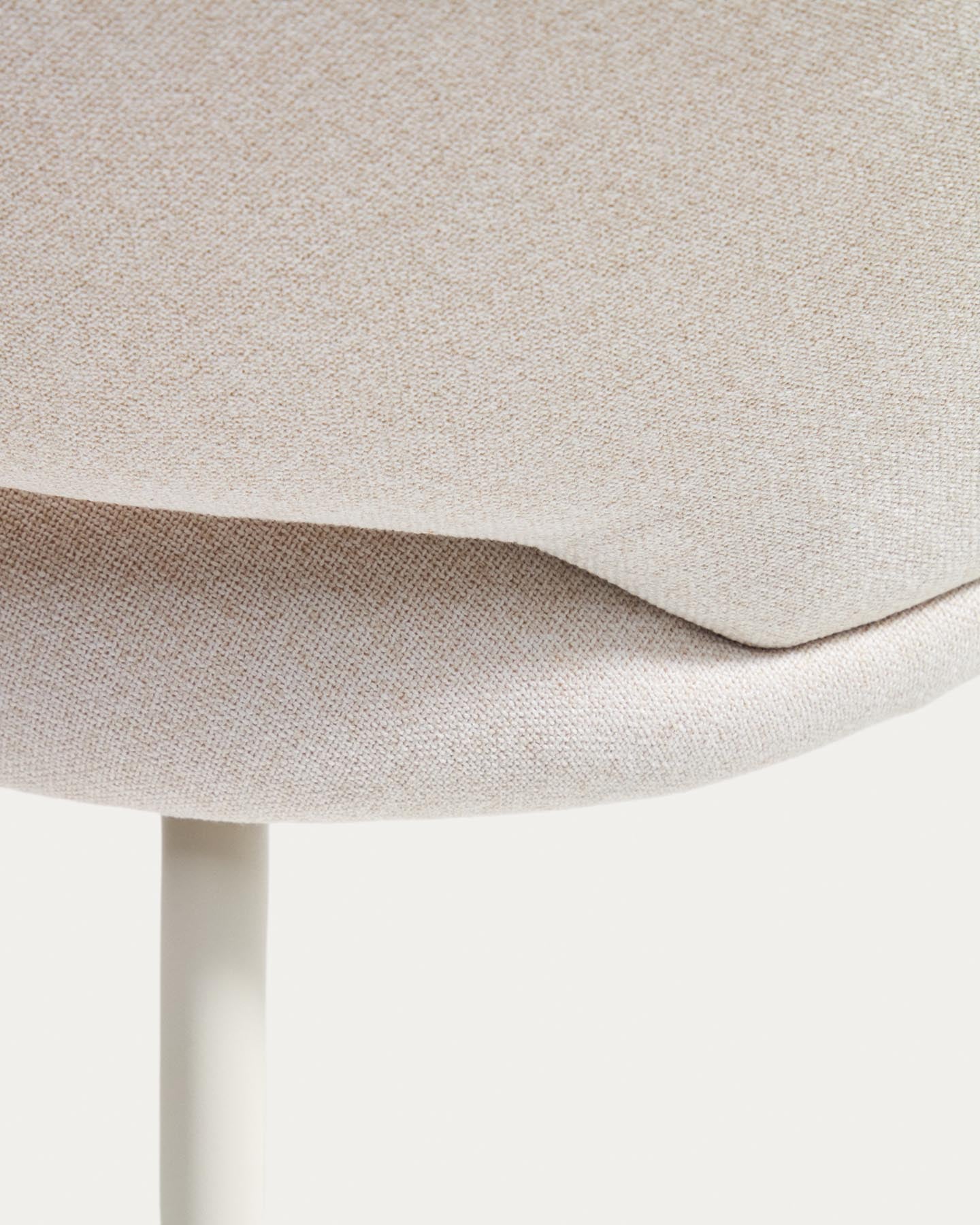 Stuhl Bonali mit beiger Chenille und beigen Metallbeinen, FSC Mix Credit in Beige präsentiert im Onlineshop von KAQTU Design AG. Stuhl ist von Kave Home